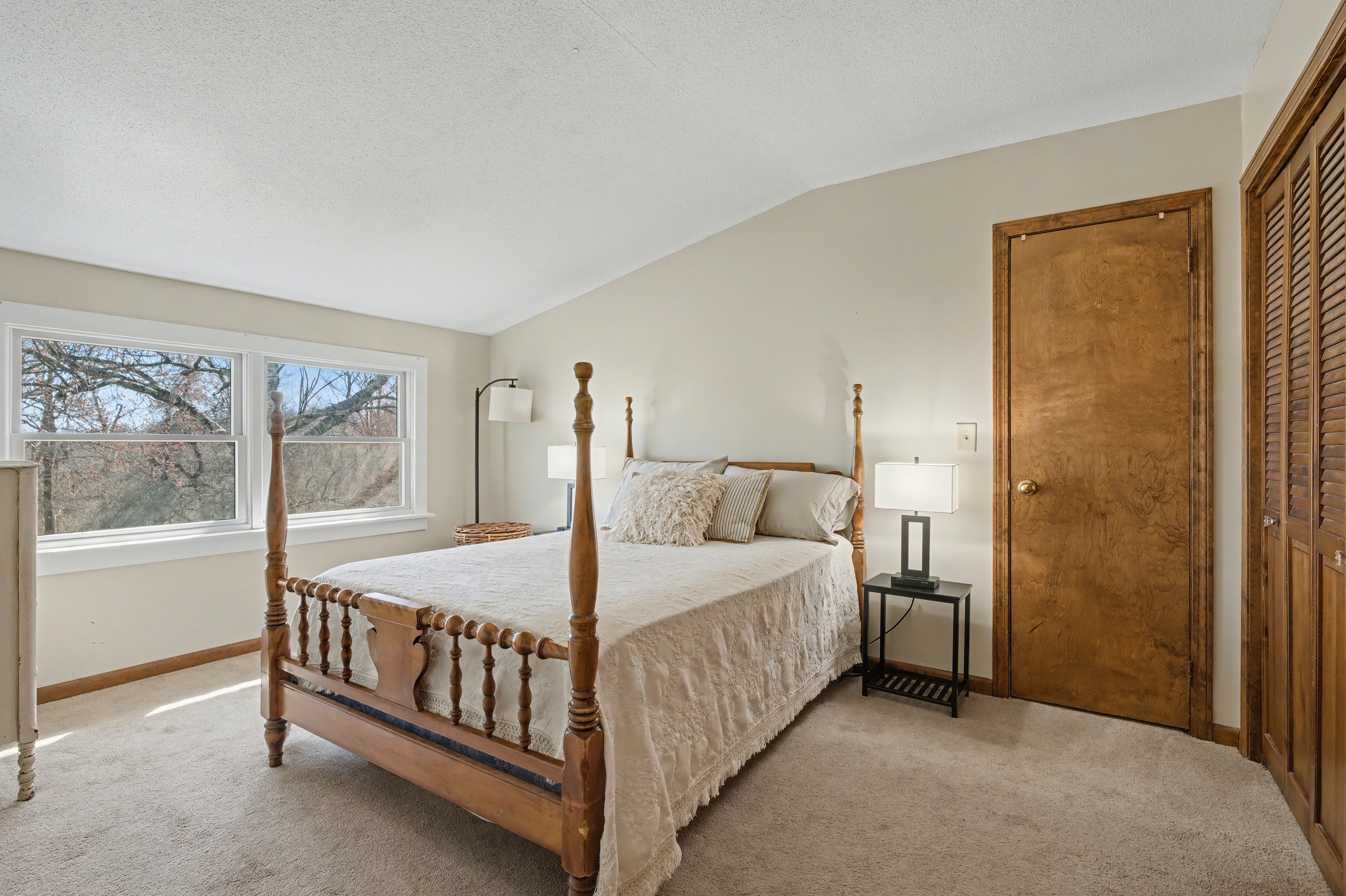  Spacious Main House and Separate Guest Home on 3.64 Acres - 物件實景