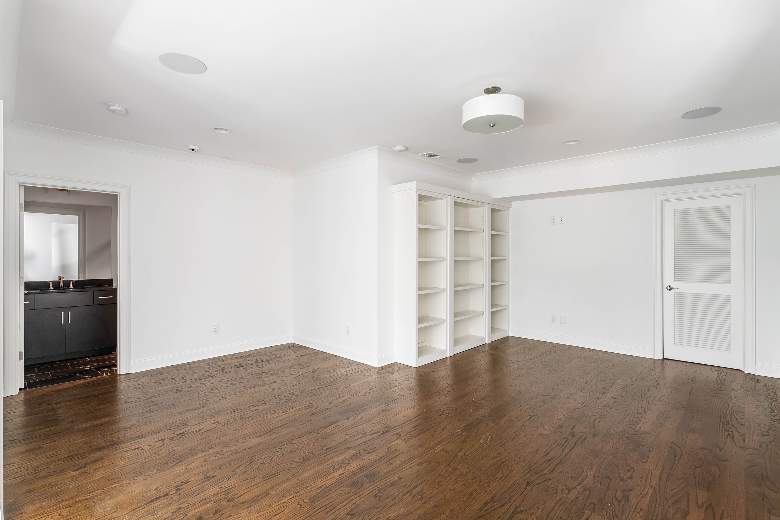  Luxury Brick Home with Dual Primary Suites and Finished Terrace Level - 物件實景