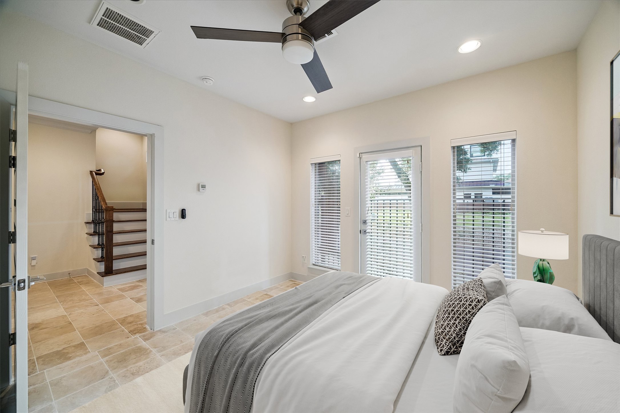  4833 Chenevert Street - 物件實景