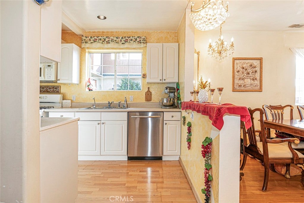 Sunland, California, 91040, United States, 3 Bedrooms Bedrooms, ,2 BathroomsBathrooms,Residential,For Sale,1997333