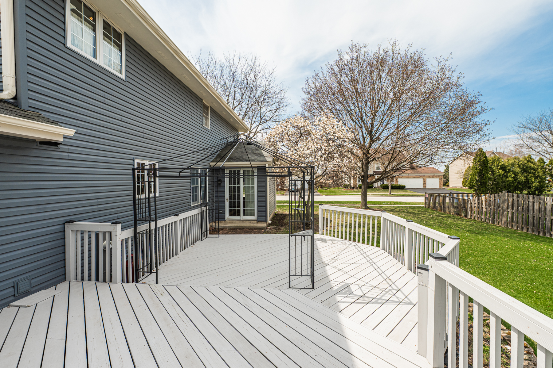  Beautifully Maintained Storybook Home - 物件實景