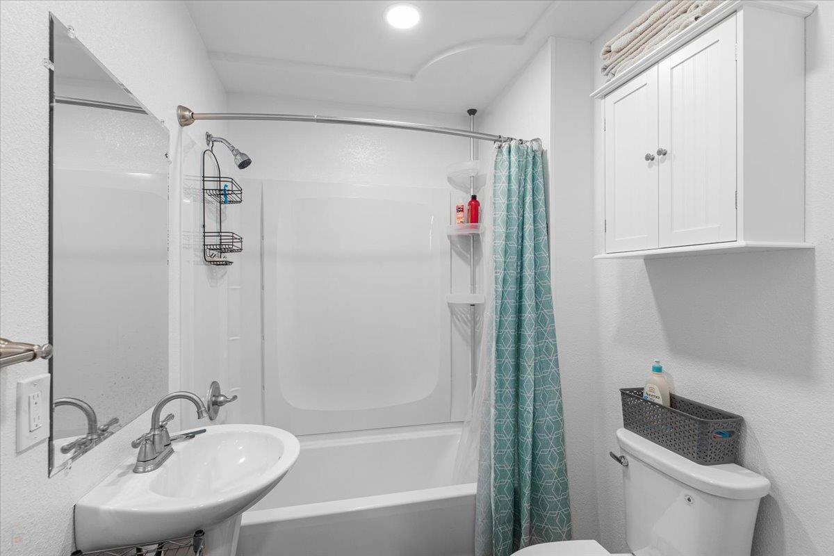 Escalon, California, 95320, United States, 6 Bedrooms Bedrooms, ,3 BathroomsBathrooms,Residential,For Sale,1977867