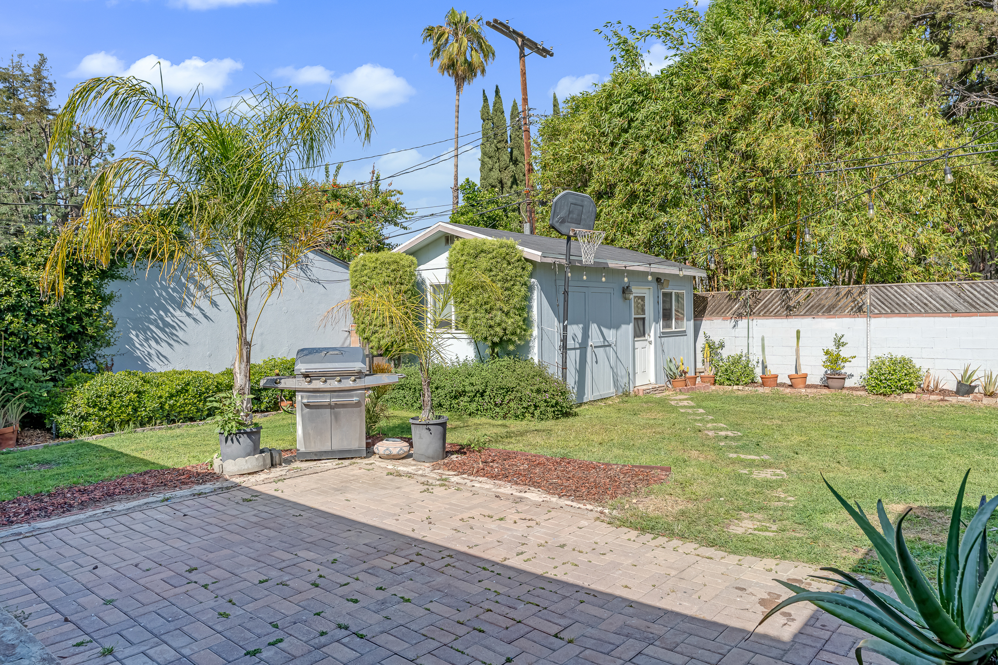  6626 Burnet Avenue - 物件實景