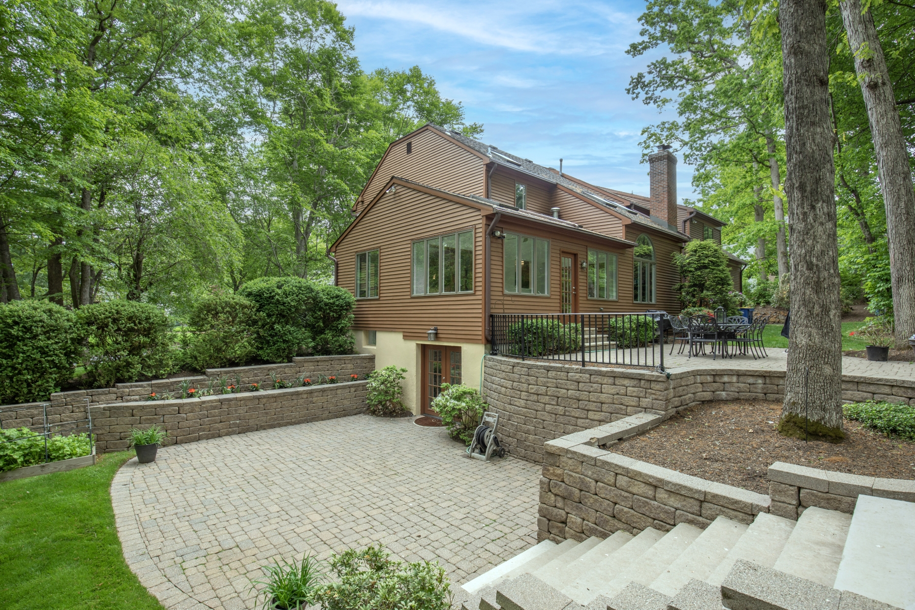  Exceptional Colonial Home Located in a Remarkable Setting - 物件實景