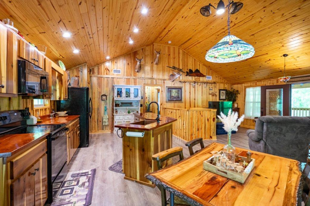 LaGrange, Georgia, 30240, United States, 2 Bedrooms Bedrooms, ,2 BathroomsBathrooms,Residential,For Sale,1865221