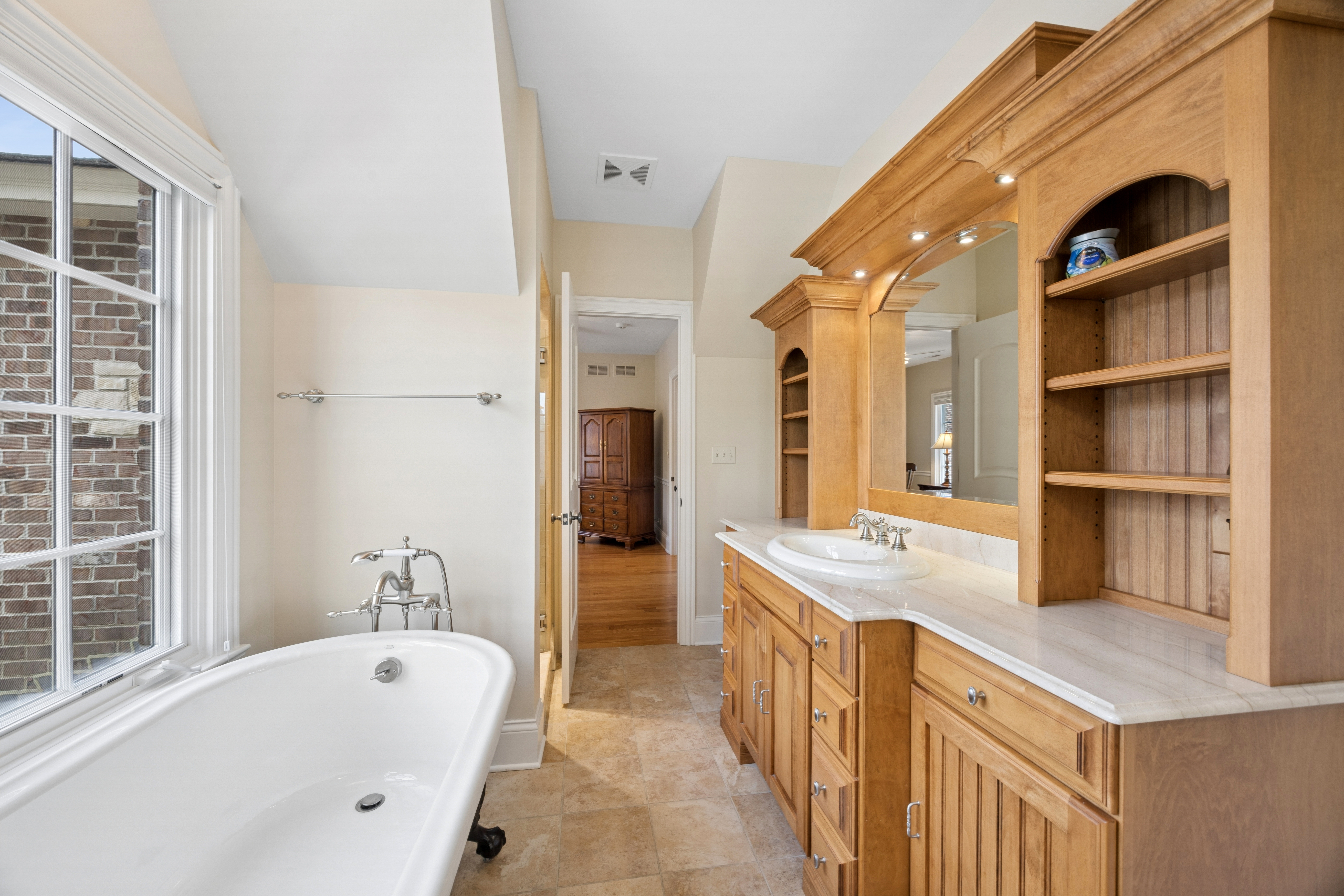  Impressive Cedar and Sstone Home in A+ Sought After Location - 物件實景