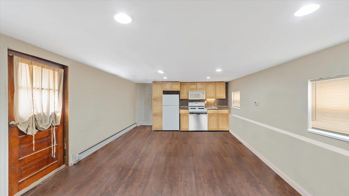 Bronx, New York, 10465, United States, 5 Bedrooms Bedrooms, ,4 BathroomsBathrooms,Residential,For Sale,1900837