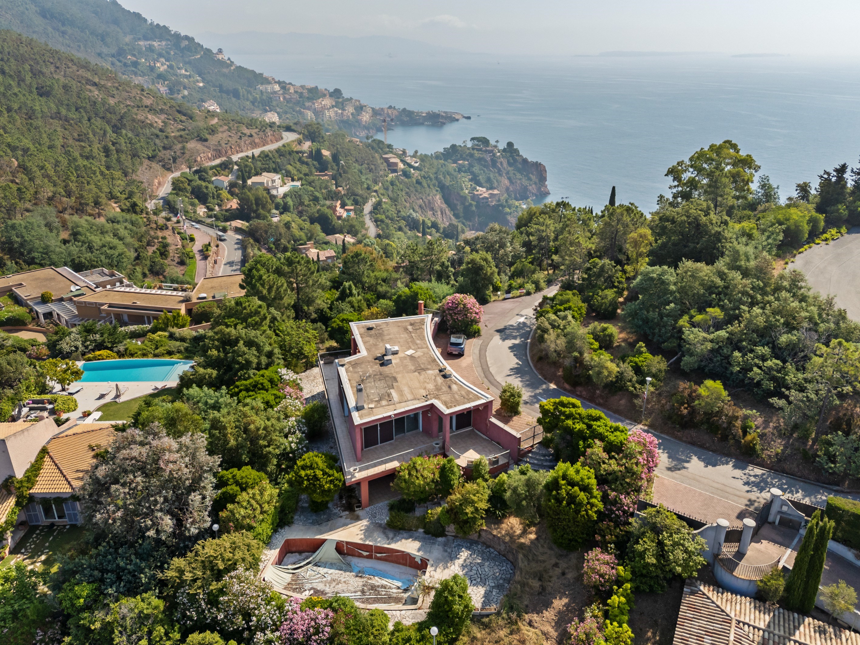  Sea view villa with approved renovation permit in Théoule-sur-Mer - 物件實景