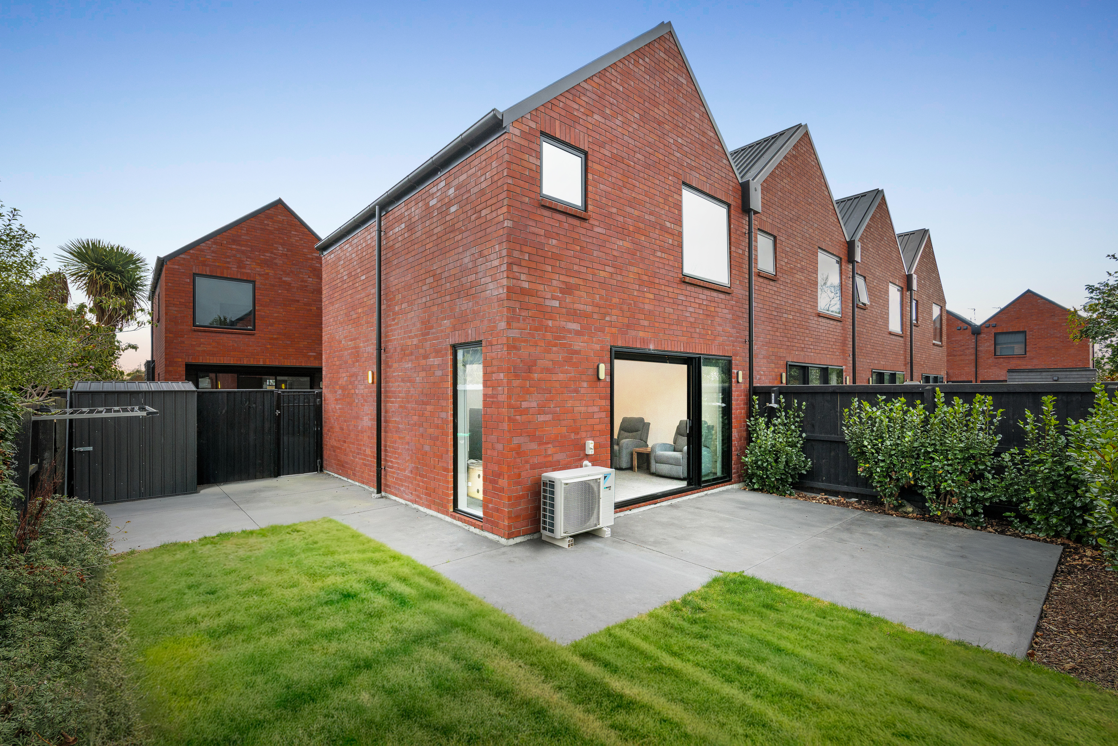  Exceptional Location, Coveted End Townhouse - 物件實景