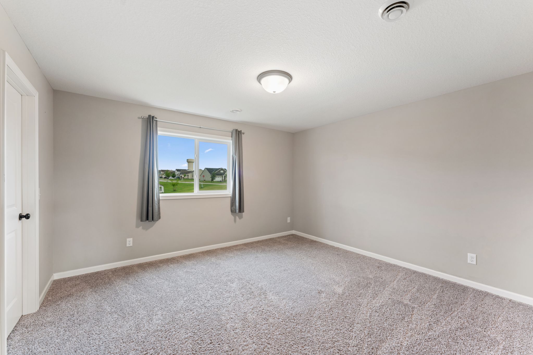  Spacious Walkout Living on a Prime Corner Lot - 物件實景