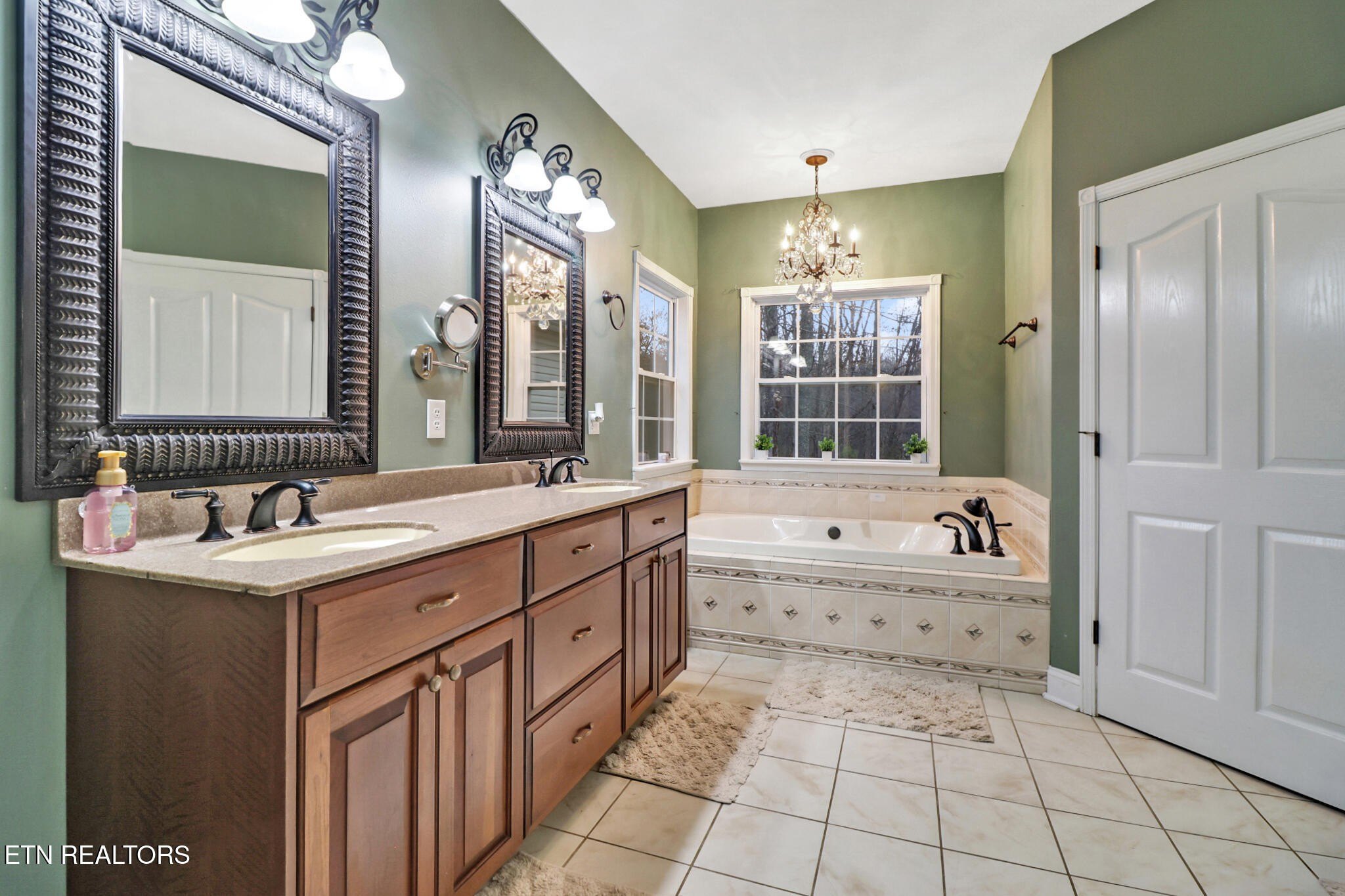 Crossville, Tennessee, 38572, United States, 2 Bedrooms Bedrooms, ,3 BathroomsBathrooms,Residential,For Sale,1998694