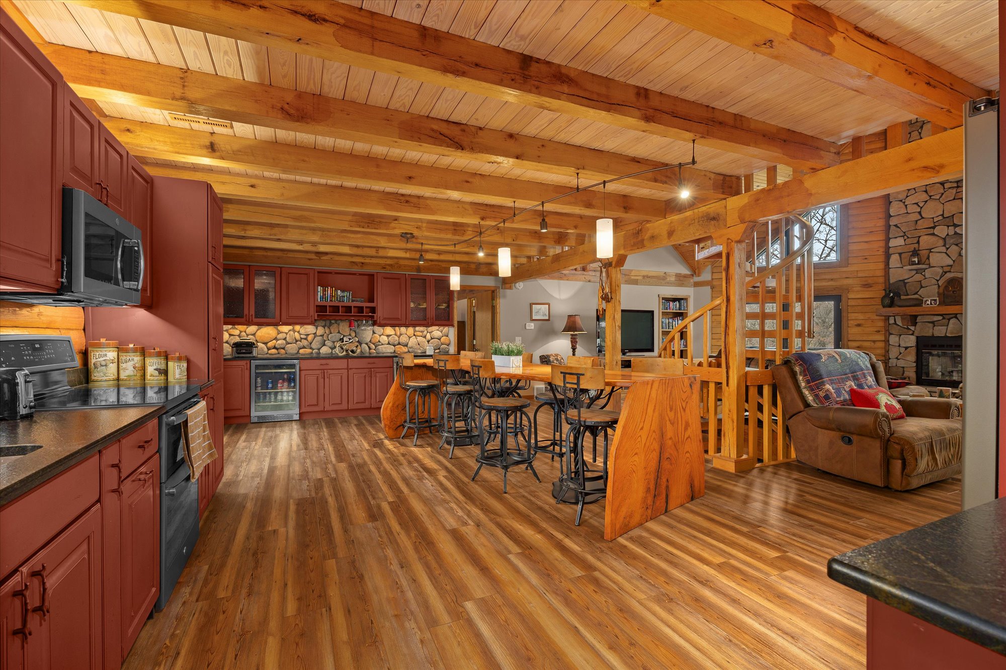 Hillsboro, Illinois, 62049, United States, 4 Bedrooms Bedrooms, ,5 BathroomsBathrooms,Residential,For Sale,1978886