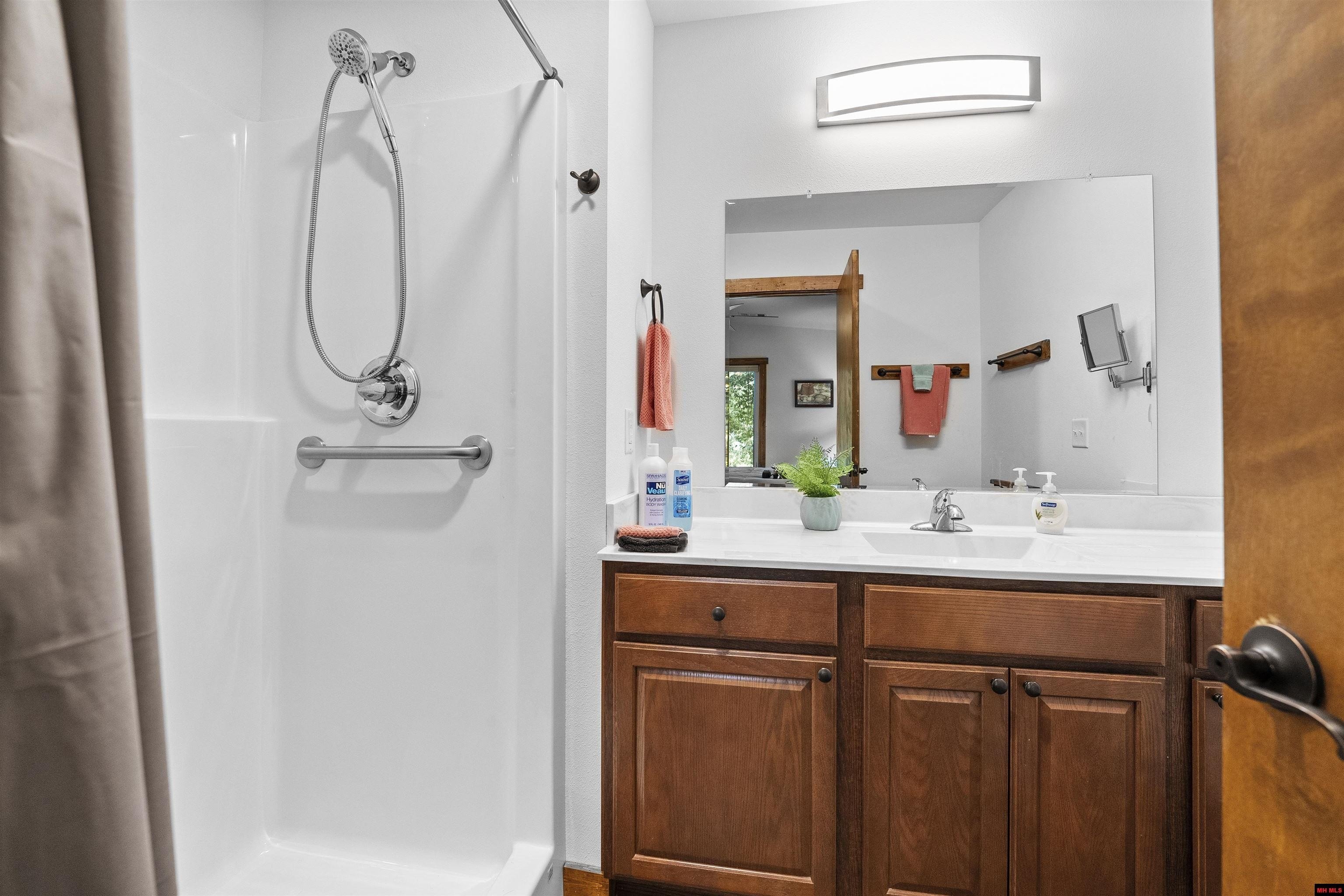 Norfork, Arkansas, 72658, United States, 4 Bedrooms Bedrooms, ,4 BathroomsBathrooms,Residential,For Sale,1976575