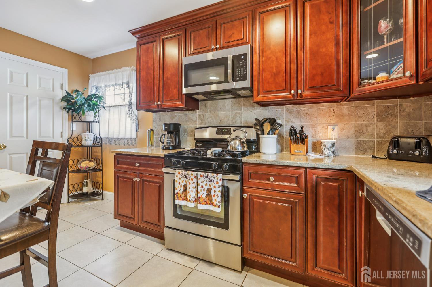 Woodbridge Proper, New Jersey, 07095, United States, 3 Bedrooms Bedrooms, ,2 BathroomsBathrooms,Residential,For Sale,1969117