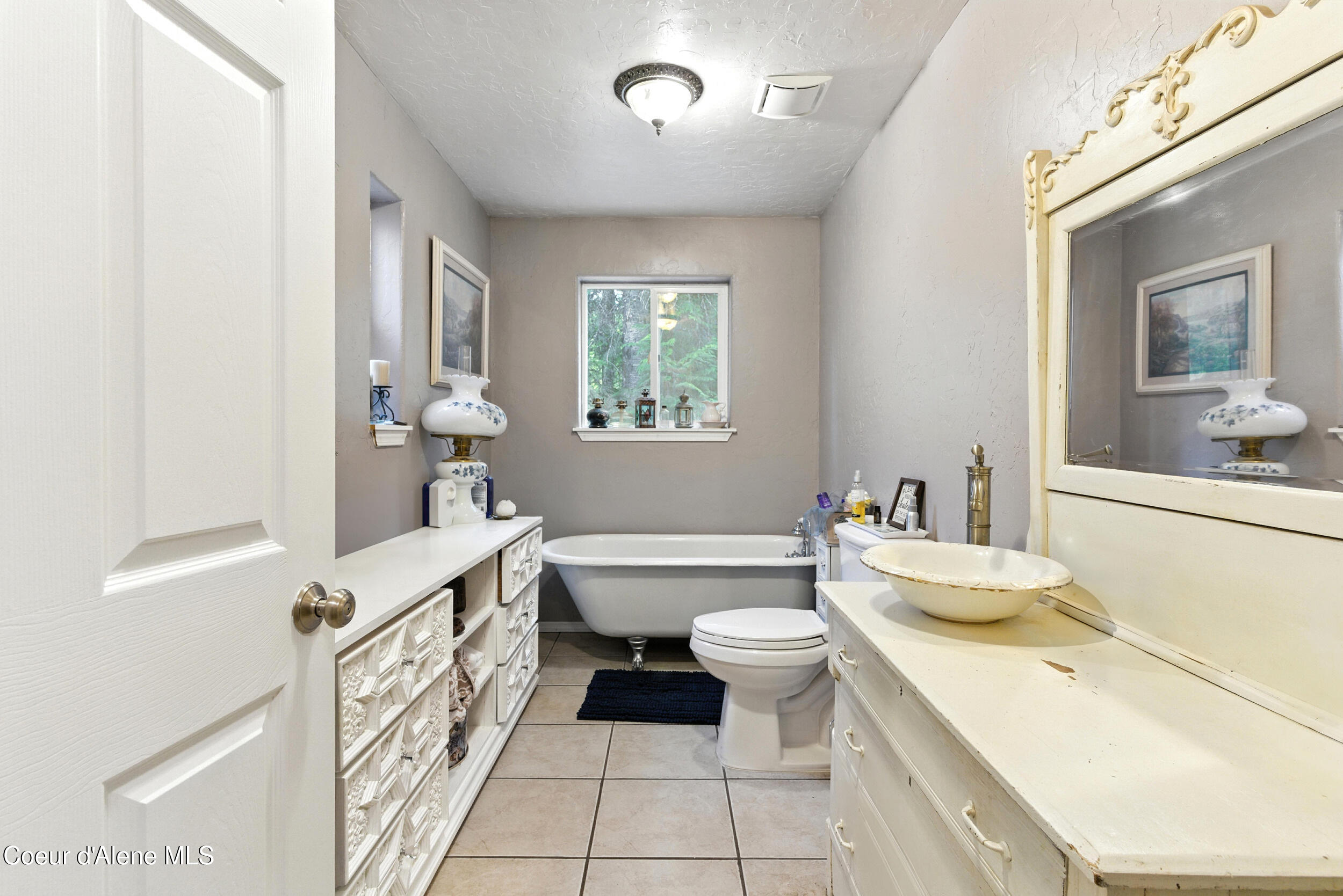 Sandpoint, Idaho, 83864, United States, 4 Bedrooms Bedrooms, ,3 BathroomsBathrooms,Residential,For Sale,1982128