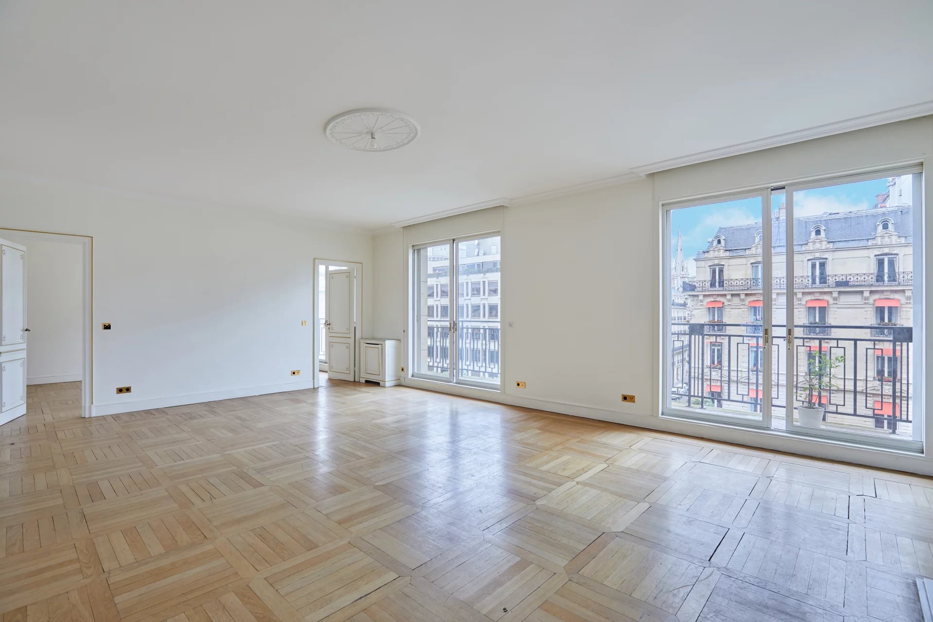 Paris 8th, Île-de-France, 75008, FR, 4 Bedrooms Bedrooms, ,6 BathroomsBathrooms,Residential,For Sale,1560654
