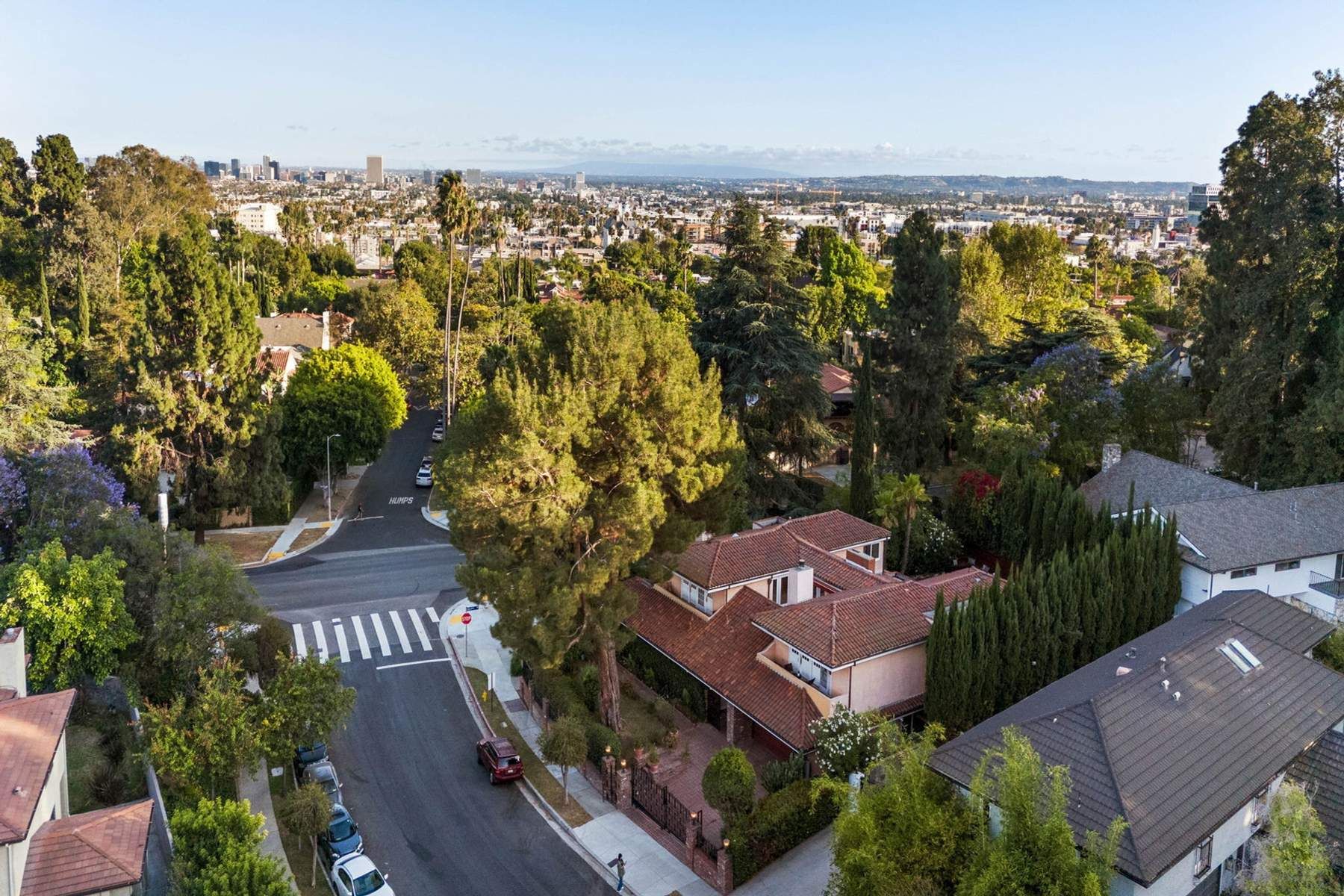  2103  N Hobart Blvd - 物件實景