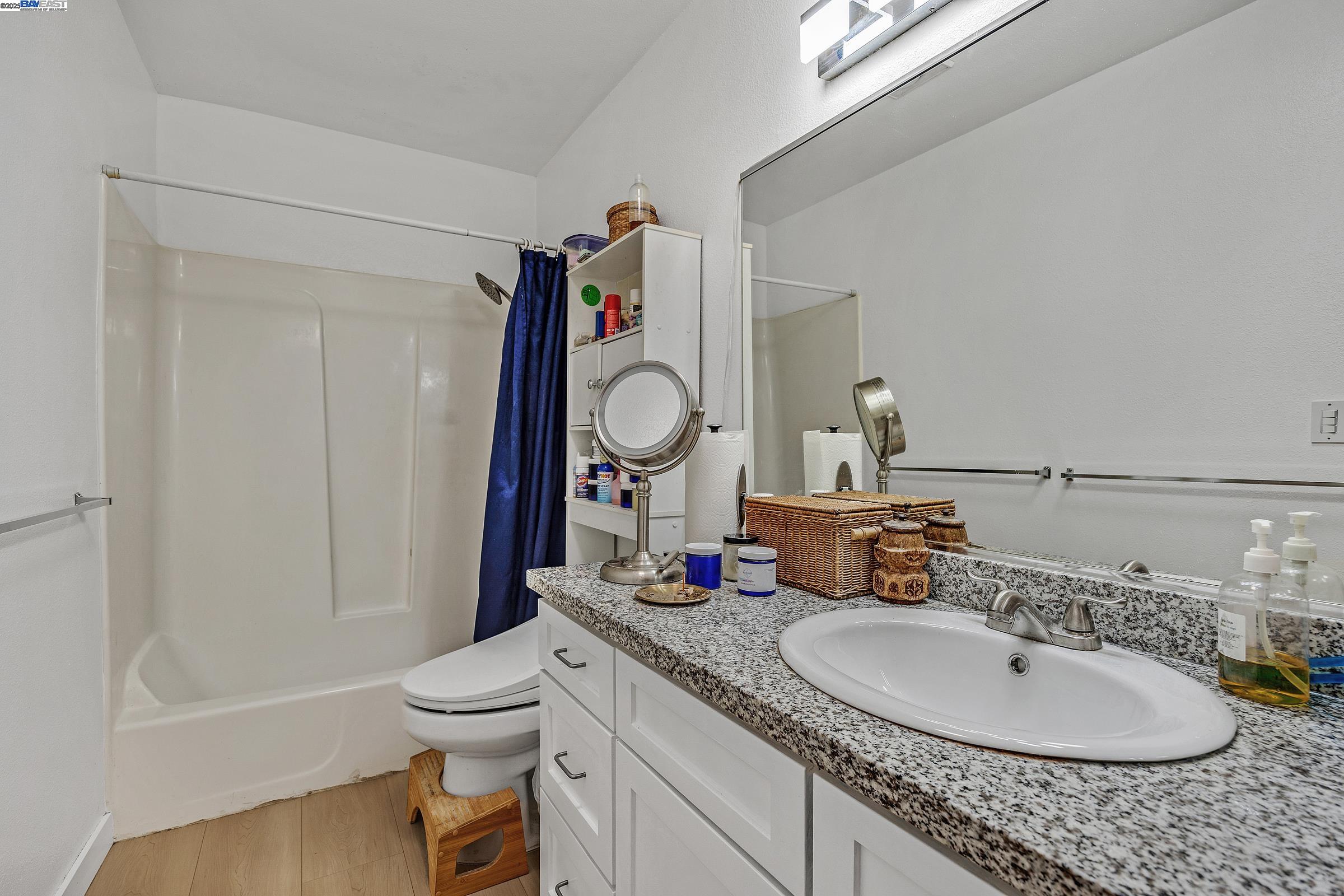 Emeryville, California, 94608, United States, 2 Bedrooms Bedrooms, ,1 BathroomBathrooms,Residential,For Sale,1907705