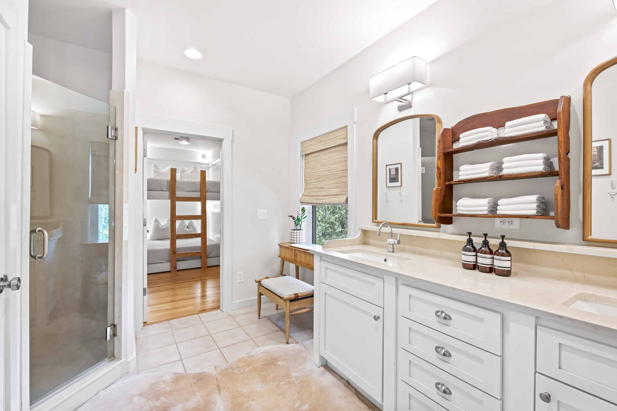  Furnished Coastal Retreat on Over an Acre with Pickleball Court - 物件實景