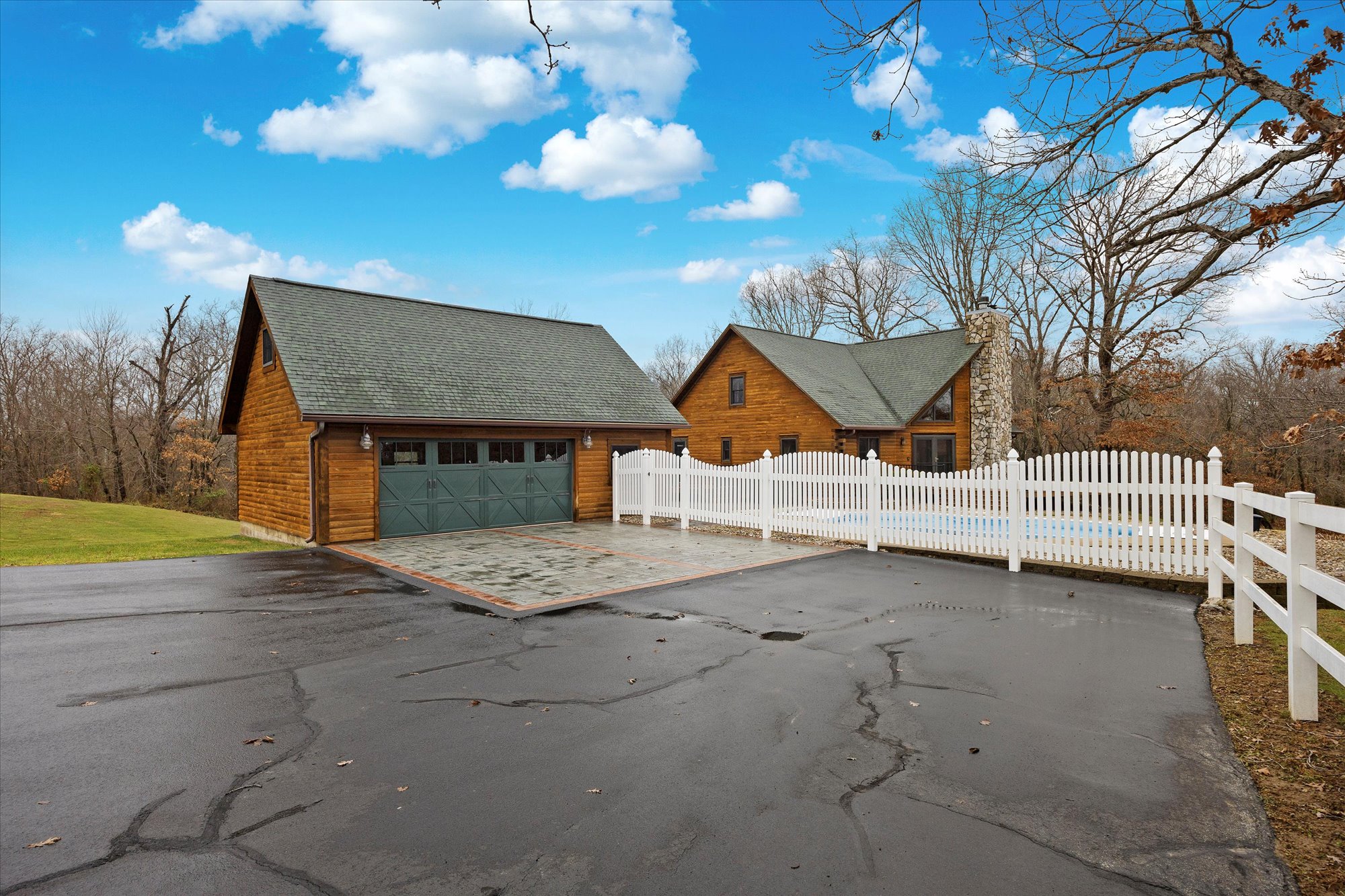 Hillsboro, Illinois, 62049, United States, 4 Bedrooms Bedrooms, ,5 BathroomsBathrooms,Residential,For Sale,1978886