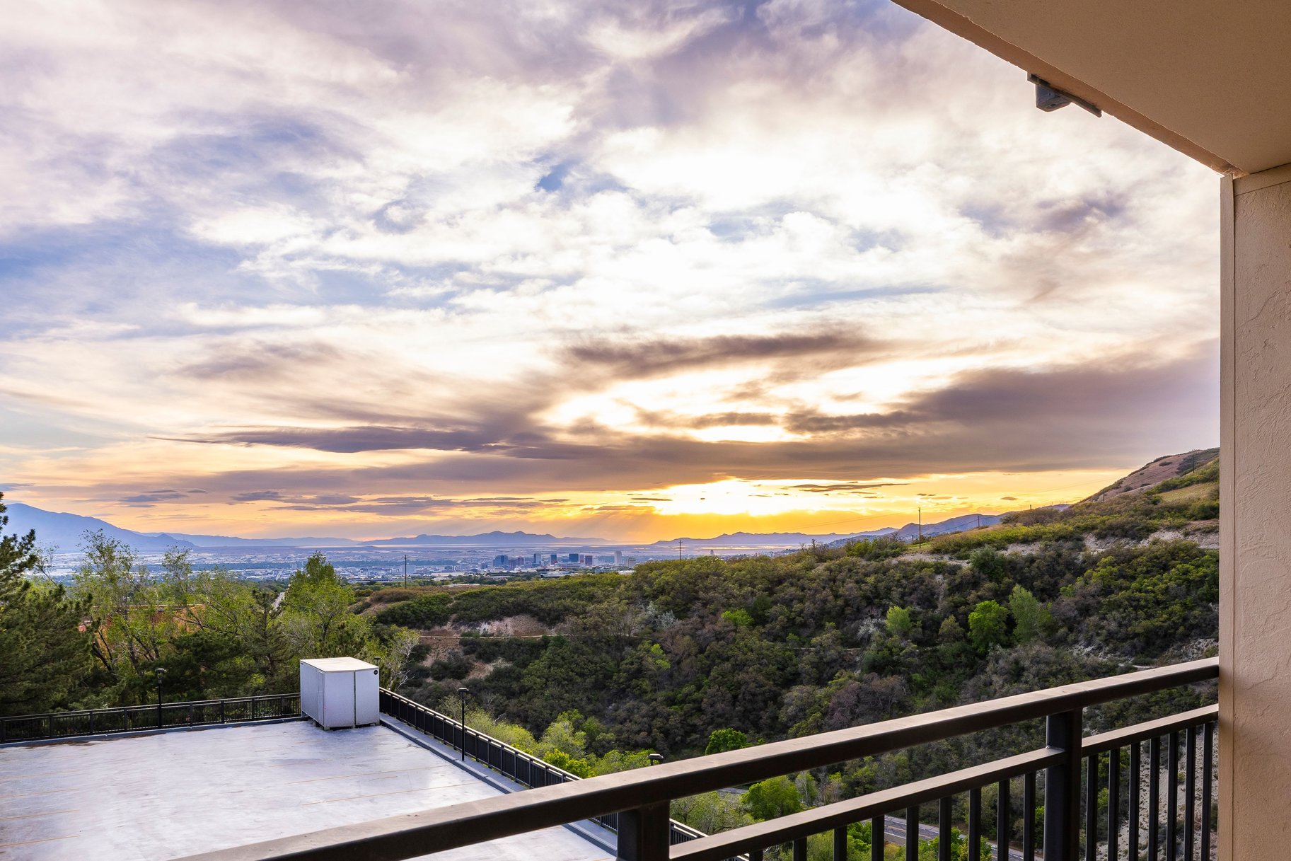  Spacious Canyon Crest Condo with Sweeping Valley Views - 物件實景