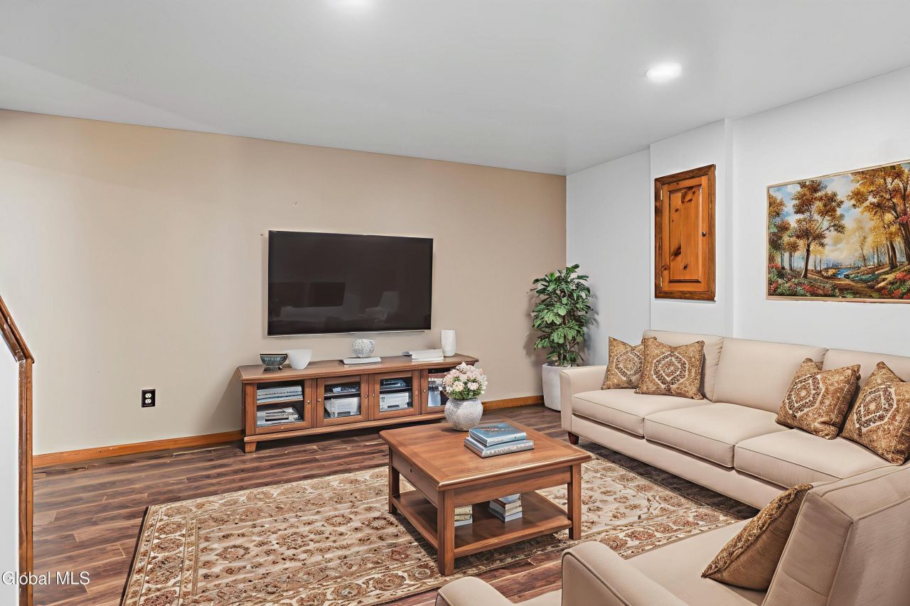 Niskayuna, New York, 12309, United States, 6 Bedrooms Bedrooms, ,4 BathroomsBathrooms,Residential,For Sale,1906999
