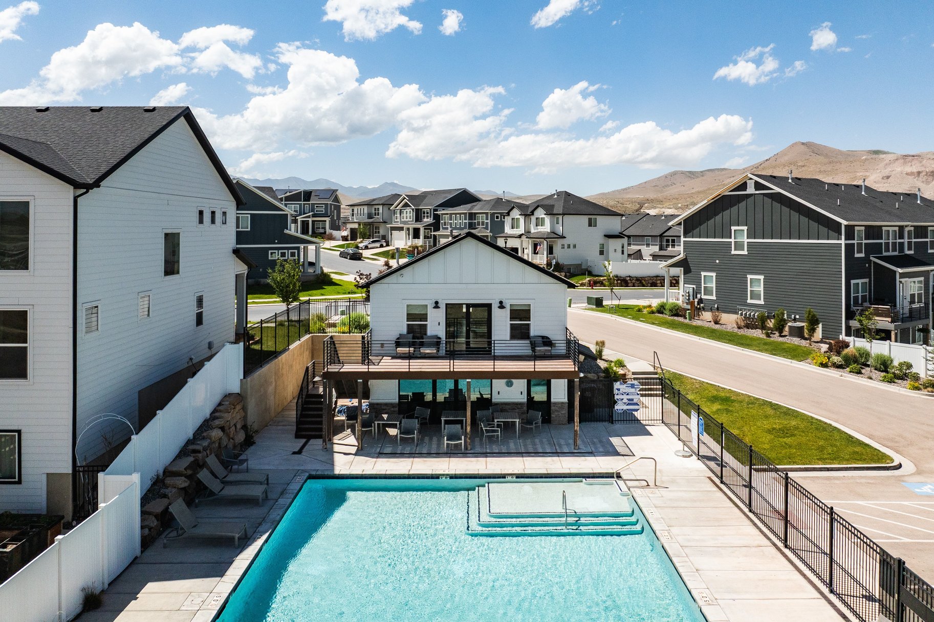  Bright & Quiet Townhome Ready to Be Your Next Home - 物件實景