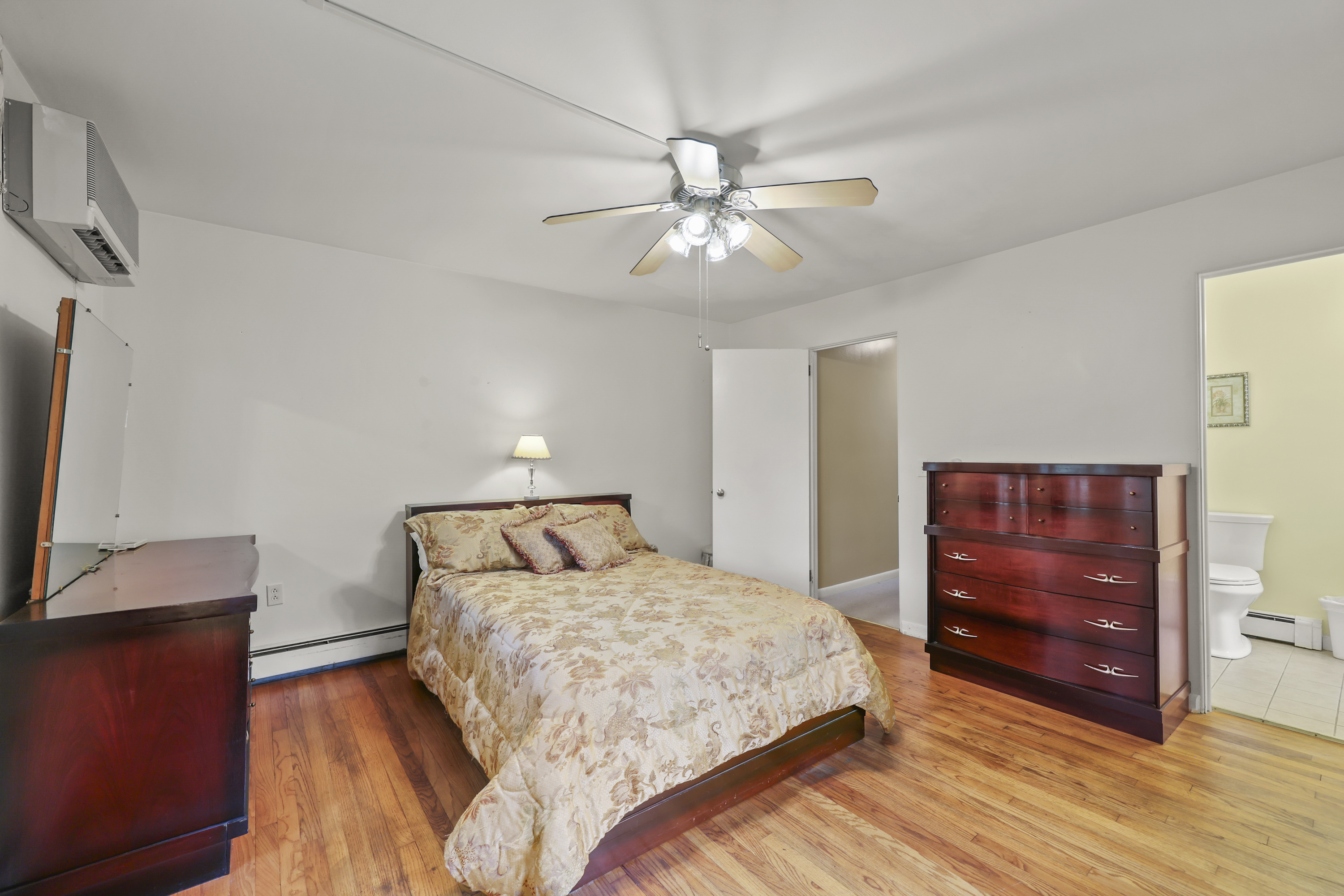  Immaculate 4 Bed Ranch with 3-Season Porch near Lake Onota - 物件實景