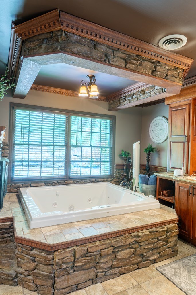 Prestonsburg, Kentucky, 41653, United States, 4 Bedrooms Bedrooms, ,5 BathroomsBathrooms,Residential,For Sale,2048061