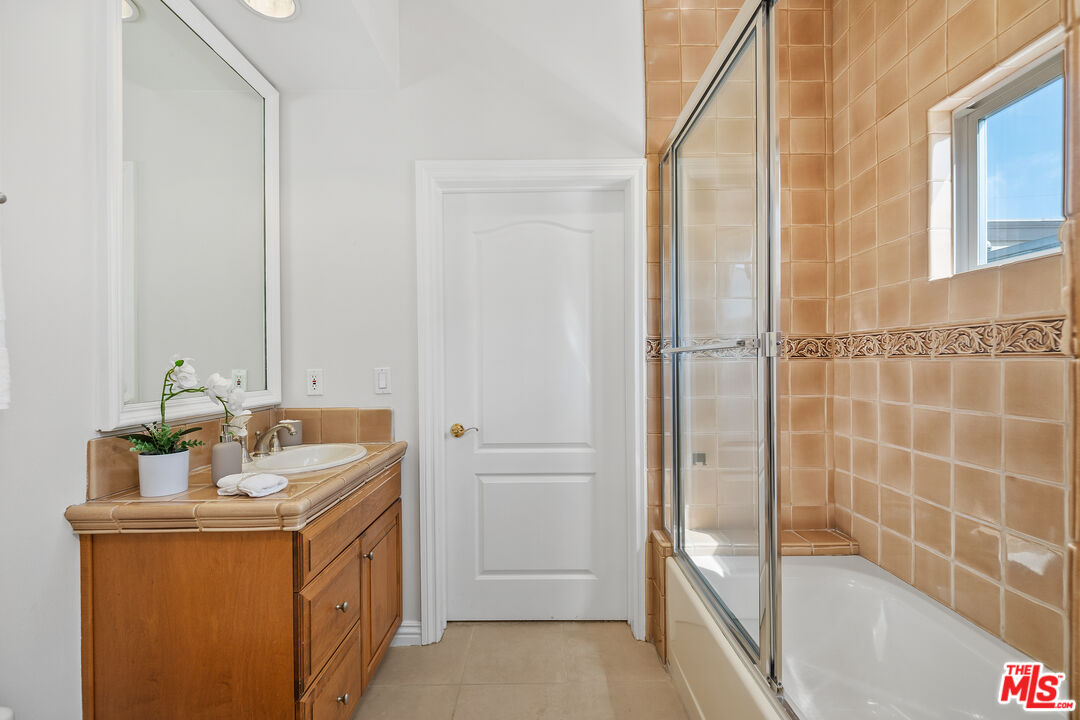 Los Angeles, California, 90049, United States, 3 Bedrooms Bedrooms, ,3 BathroomsBathrooms,Residential,For Sale,1876158
