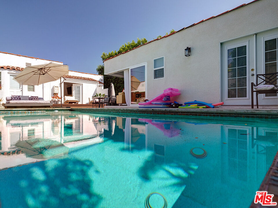 Los Angeles, California, 90019, United States, 4 Bedrooms Bedrooms, ,3 BathroomsBathrooms,Residential,For Sale,1924996