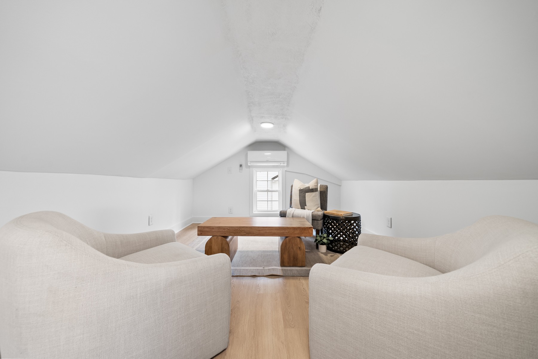 Nashville, Tennessee, 37209, United States, 4 Bedrooms Bedrooms, ,3 BathroomsBathrooms,Residential,For Sale,1999048