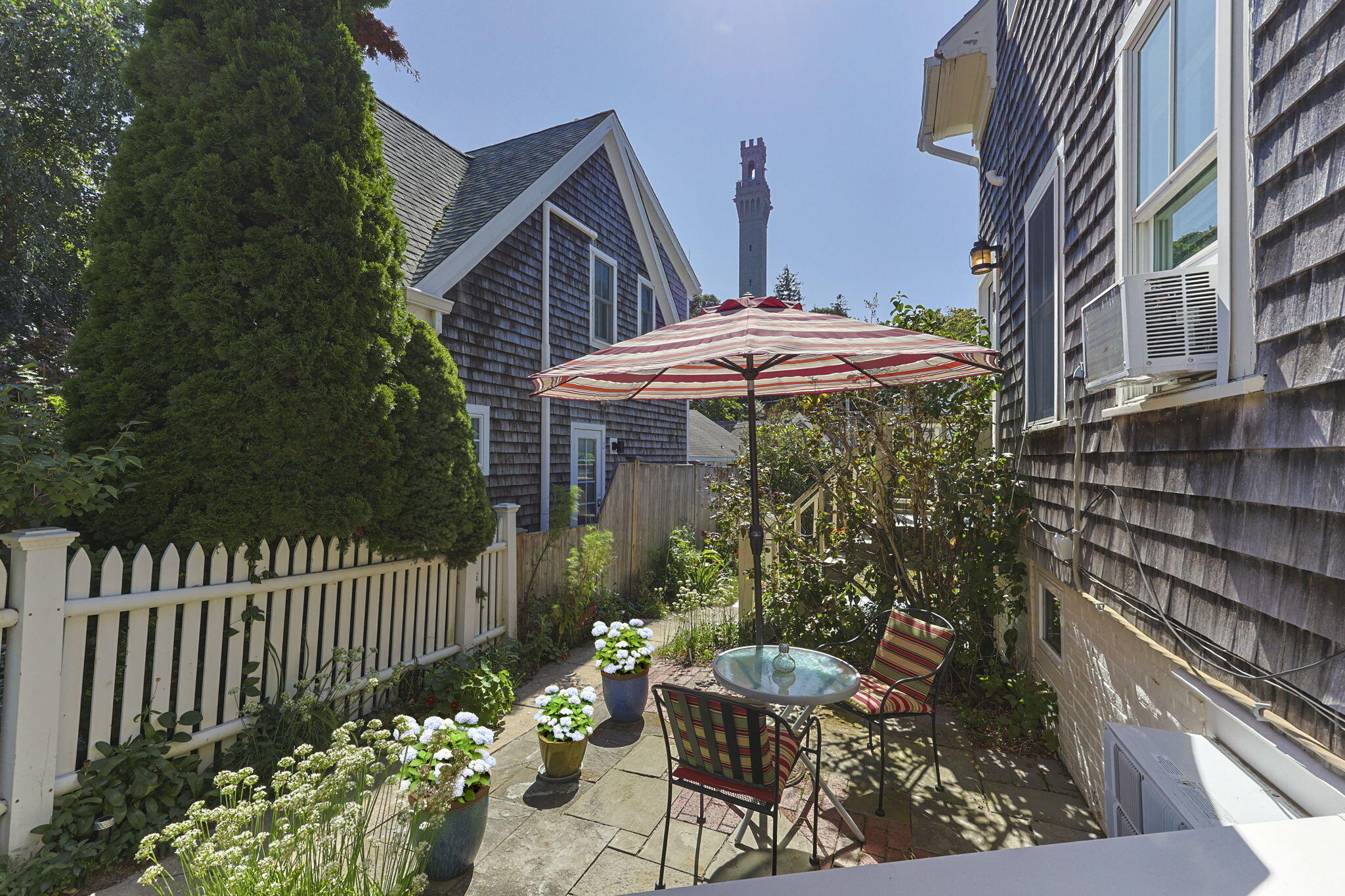  A Stylish In-Town Escape with Patio and Parking - 物件實景