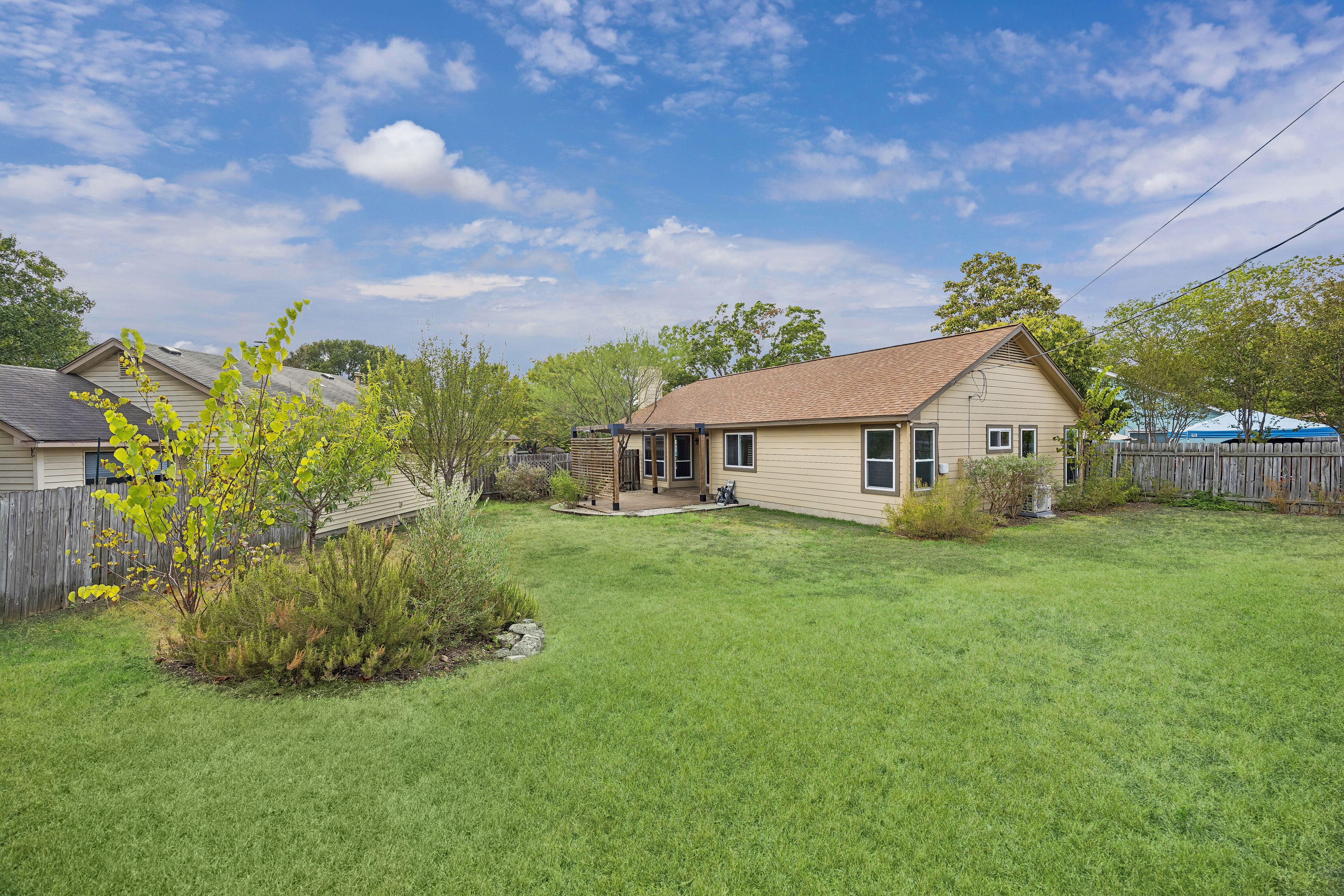 Single-Story Home with Huge Backyard - 物件實景