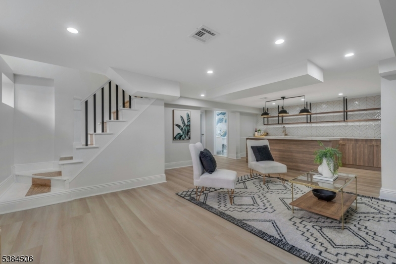 Montclair Twp., New Jersey, 07042, United States, 6 Bedrooms Bedrooms, ,5 BathroomsBathrooms,Residential,For Sale,1947111