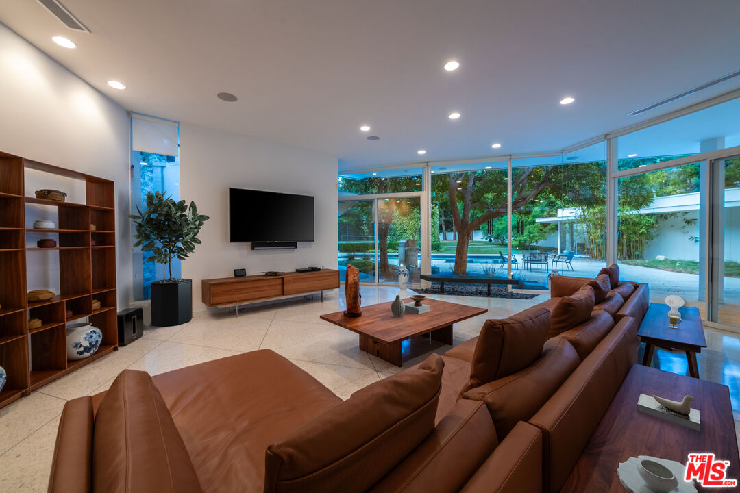 Beverly Hills, California, 90210, United States, 7 Bedrooms Bedrooms, ,2 BathroomsBathrooms,Residential,For Sale,1896171