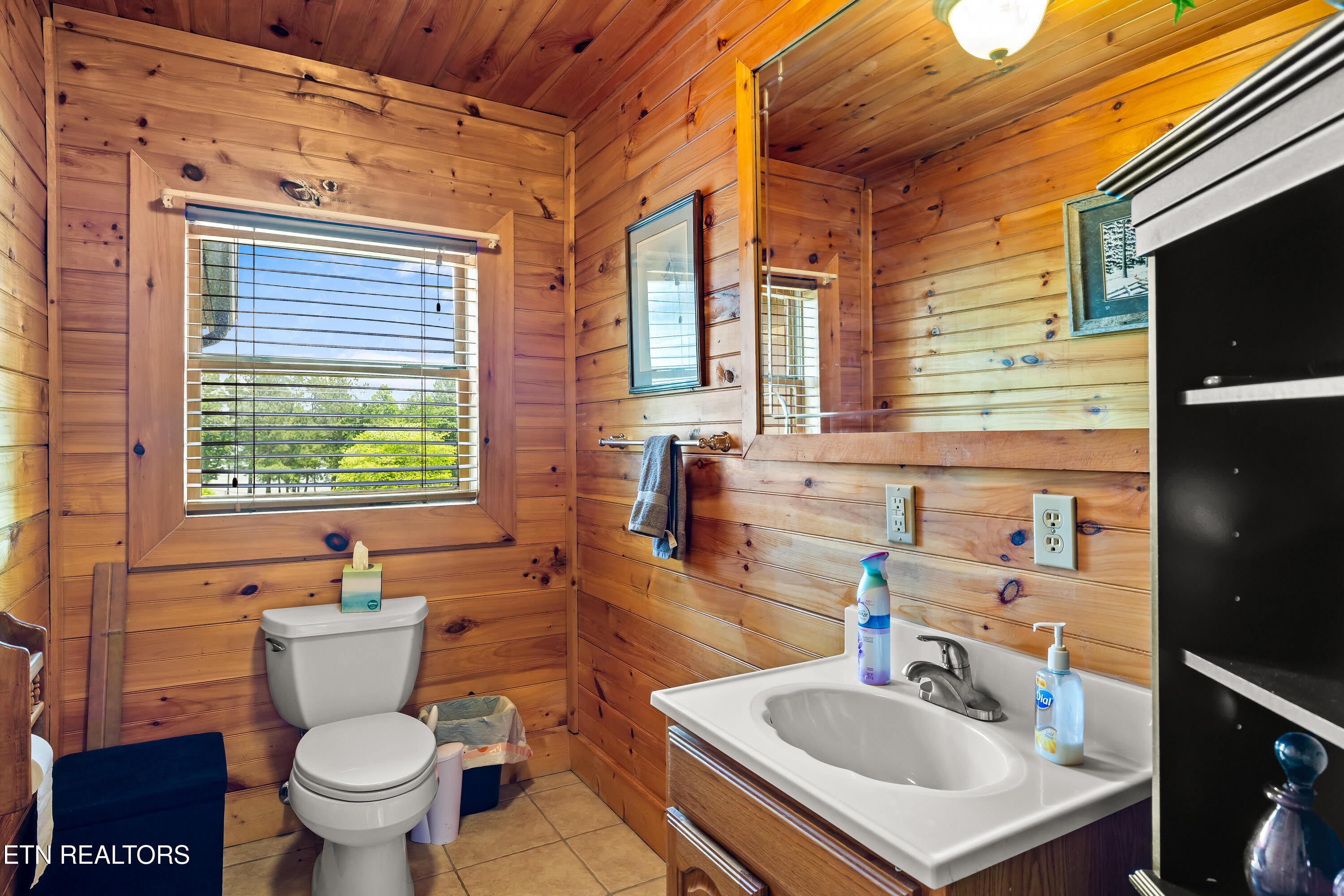 Vonore, Tennessee, 37885, United States, 3 Bedrooms Bedrooms, ,4 BathroomsBathrooms,Residential,For Sale,2048933