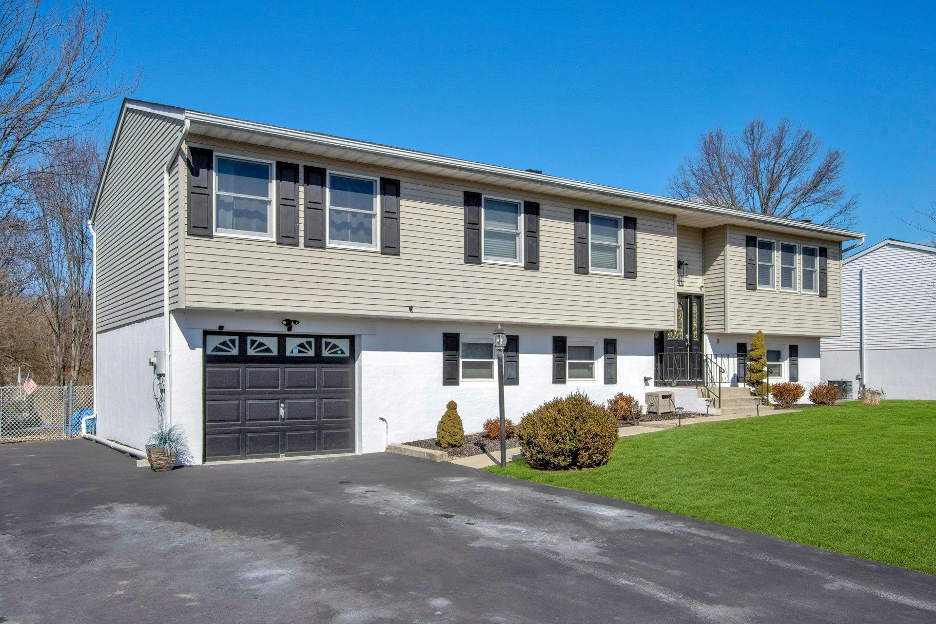 Washingtonville, New York, 10992, United States, 4 Bedrooms Bedrooms, ,2 BathroomsBathrooms,Residential,For Sale,1888612