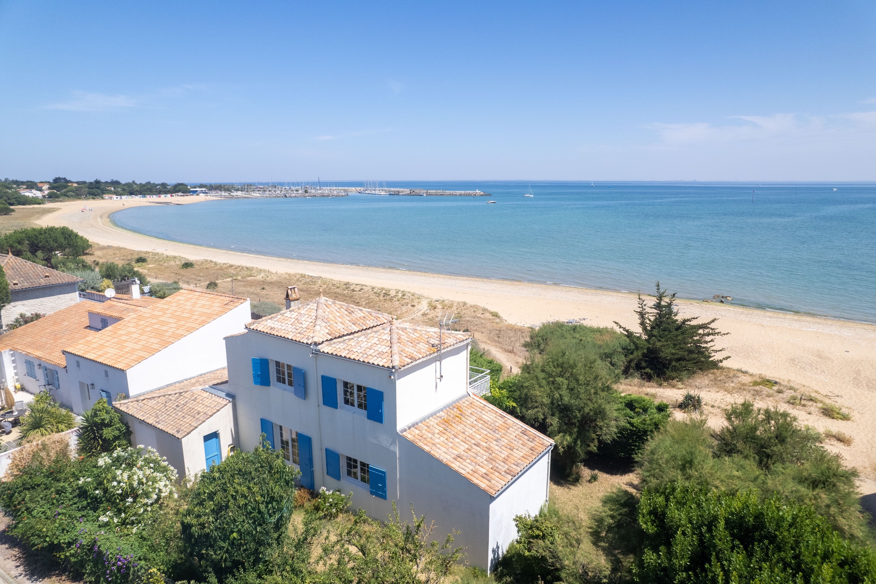  Charming House  Facing the Sea and Marina of Saint Denis d
