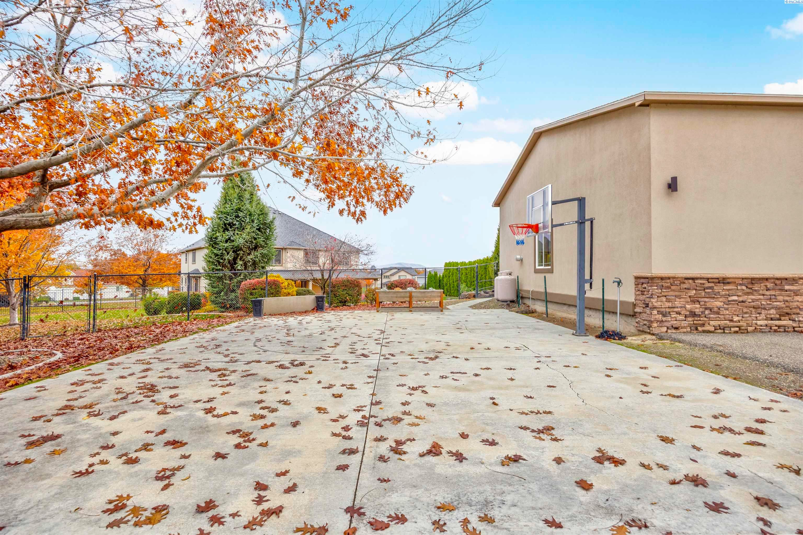 Pasco, Washington, 99301, United States, 5 Bedrooms Bedrooms, ,4 BathroomsBathrooms,Residential,For Sale,1988519