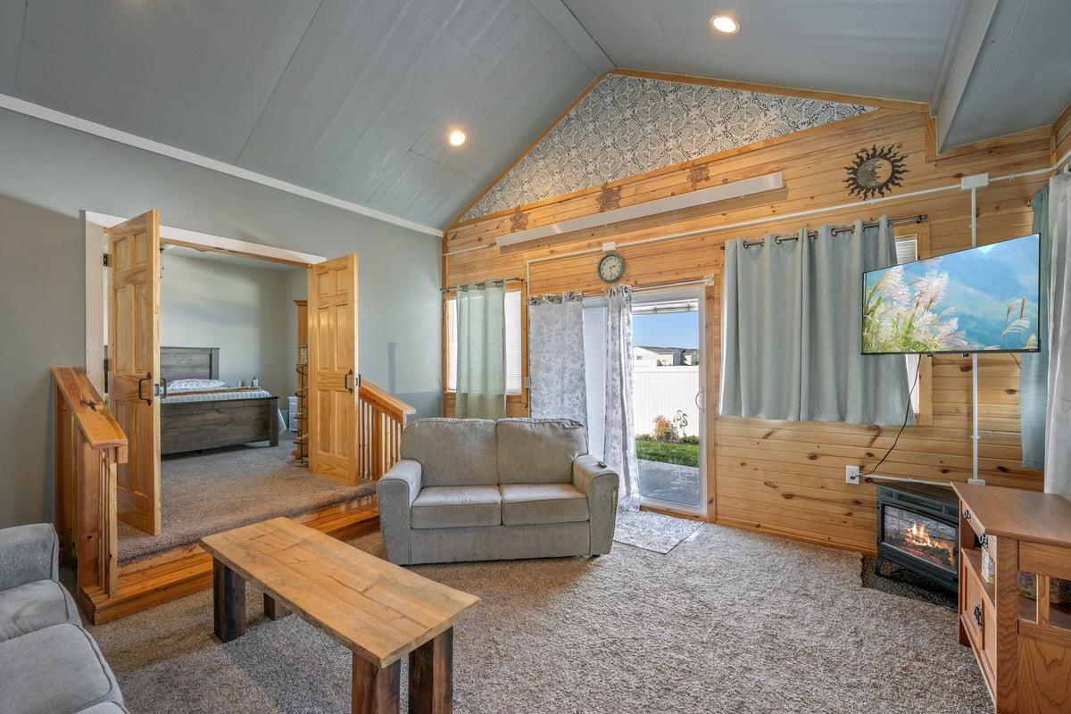 Cheyenne, Wyoming, 82001, United States, 5 Bedrooms Bedrooms, ,3 BathroomsBathrooms,Residential,For Sale,1994195