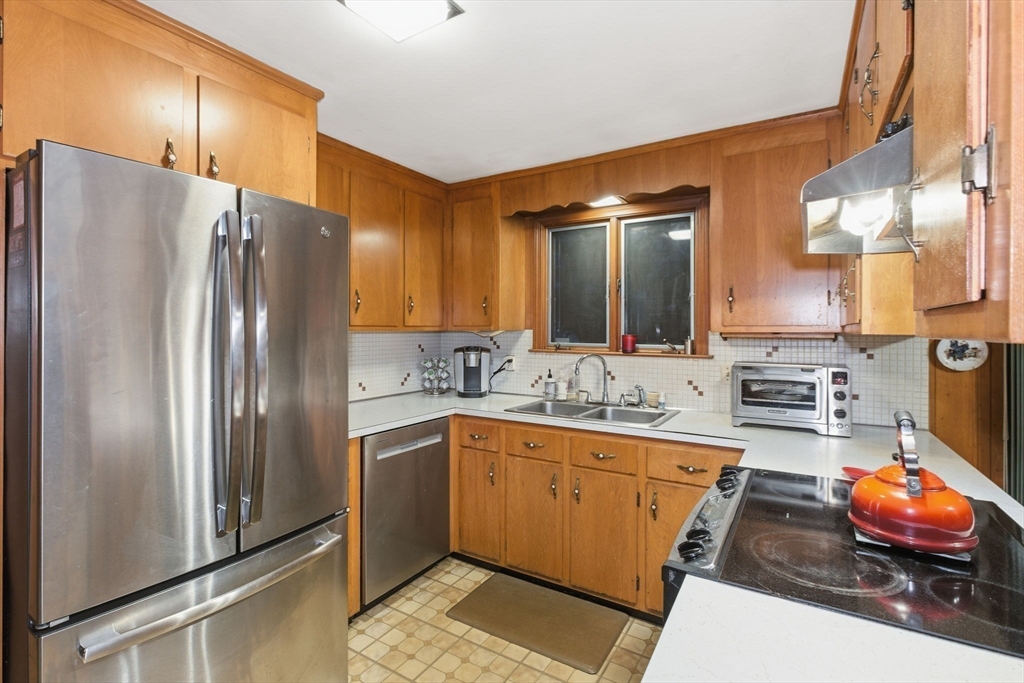 Methuen, Massachusetts, 01844, United States, 3 Bedrooms Bedrooms, ,1 BathroomBathrooms,Residential,For Sale,1987620