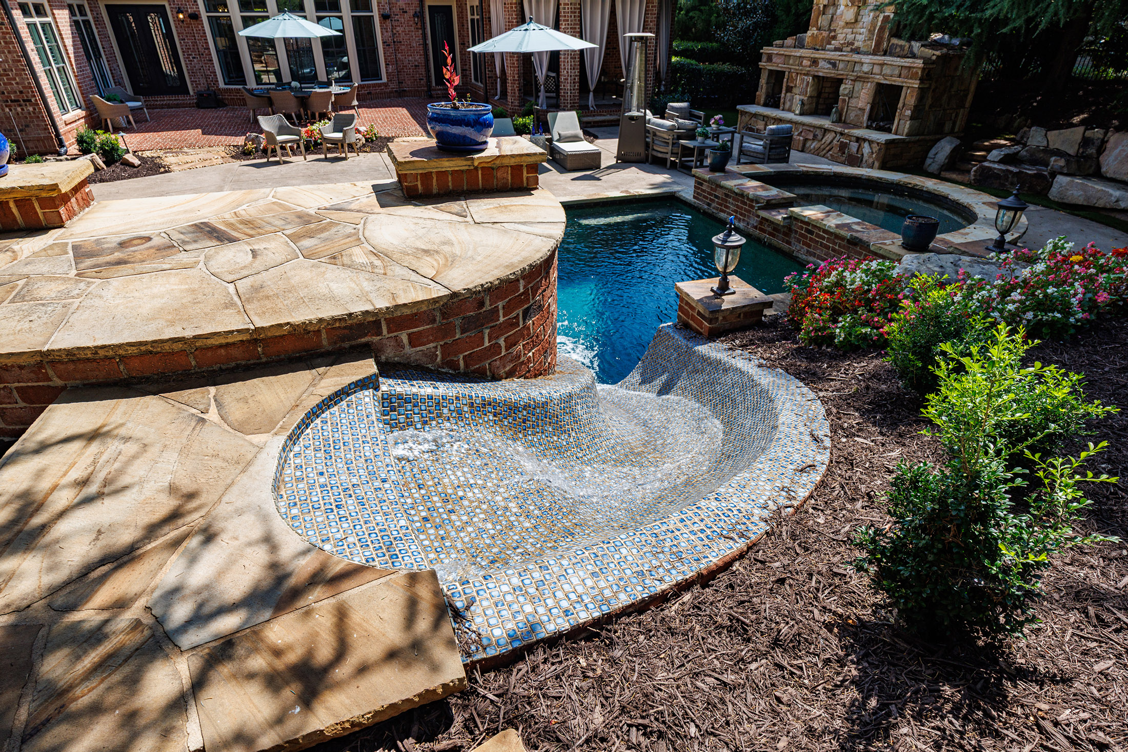  Impressive Brick Estate on a Private Wooded 1+/- Acre Lot in The Manor - 物件實景