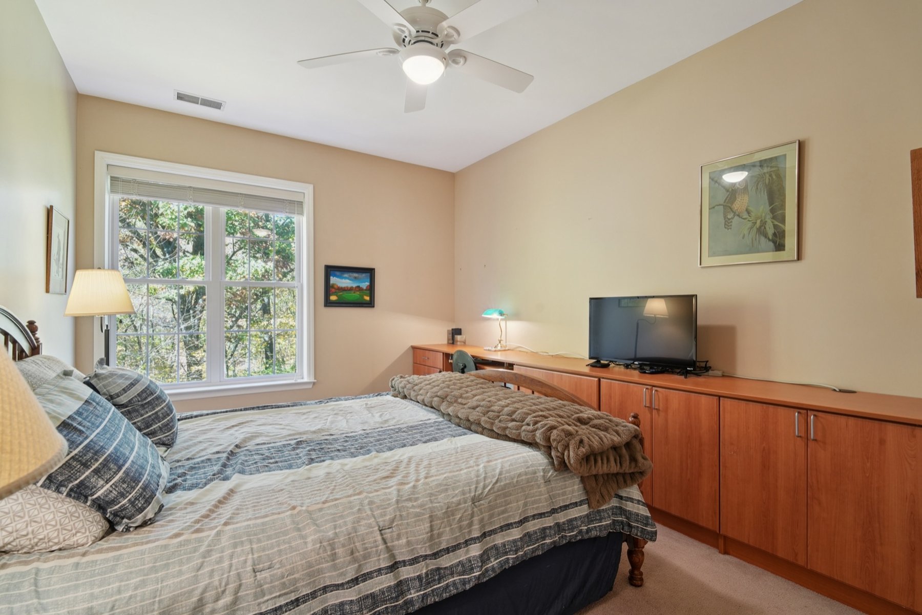  One Floor ?Fox Hills? Corner Unit Offers Many Available Amenities - 物件實景