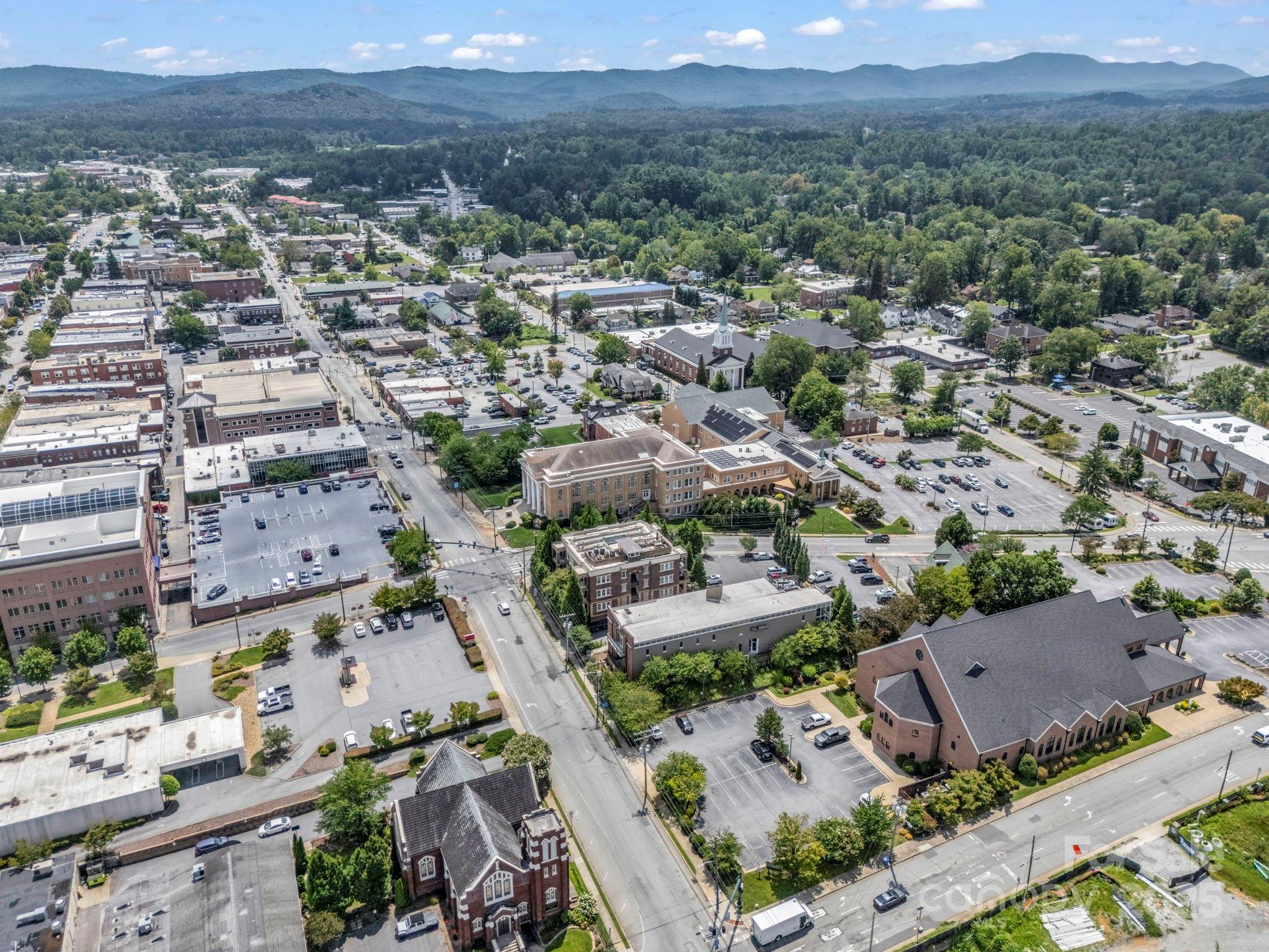 Hendersonville, North Carolina, 28739, United States, 2 Bedrooms Bedrooms, ,2 BathroomsBathrooms,Residential,For Sale,1980829