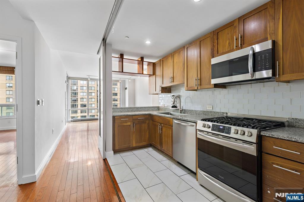 Jersey City, New Jersey, 07310, United States, 2 Bedrooms Bedrooms, ,2 BathroomsBathrooms,Residential,For Sale,1868291