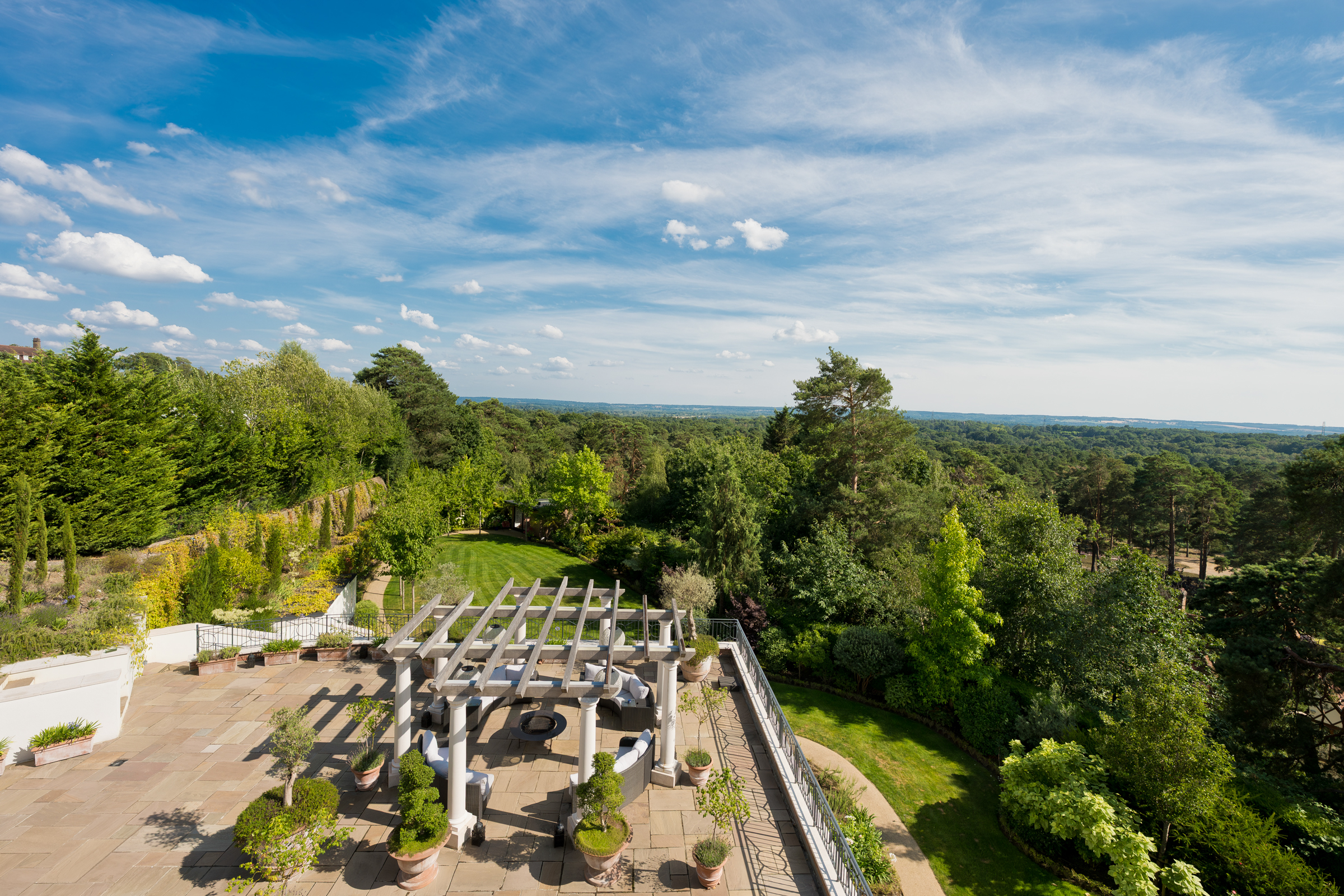  A Newly Refurbished House with Far-Reaching Views in St George’s Hill - 物件實景