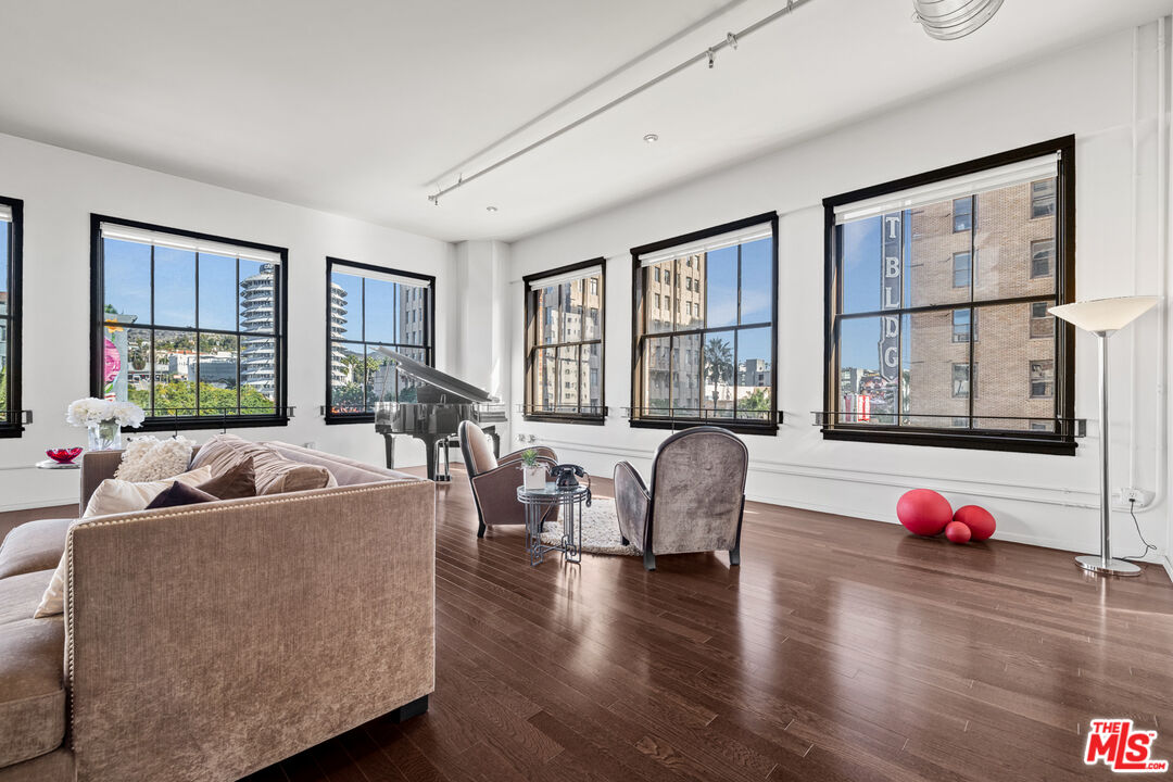 Los Angeles, California, 90028, United States, 2 Bedrooms Bedrooms, ,2 BathroomsBathrooms,Residential,For Sale,1827936
