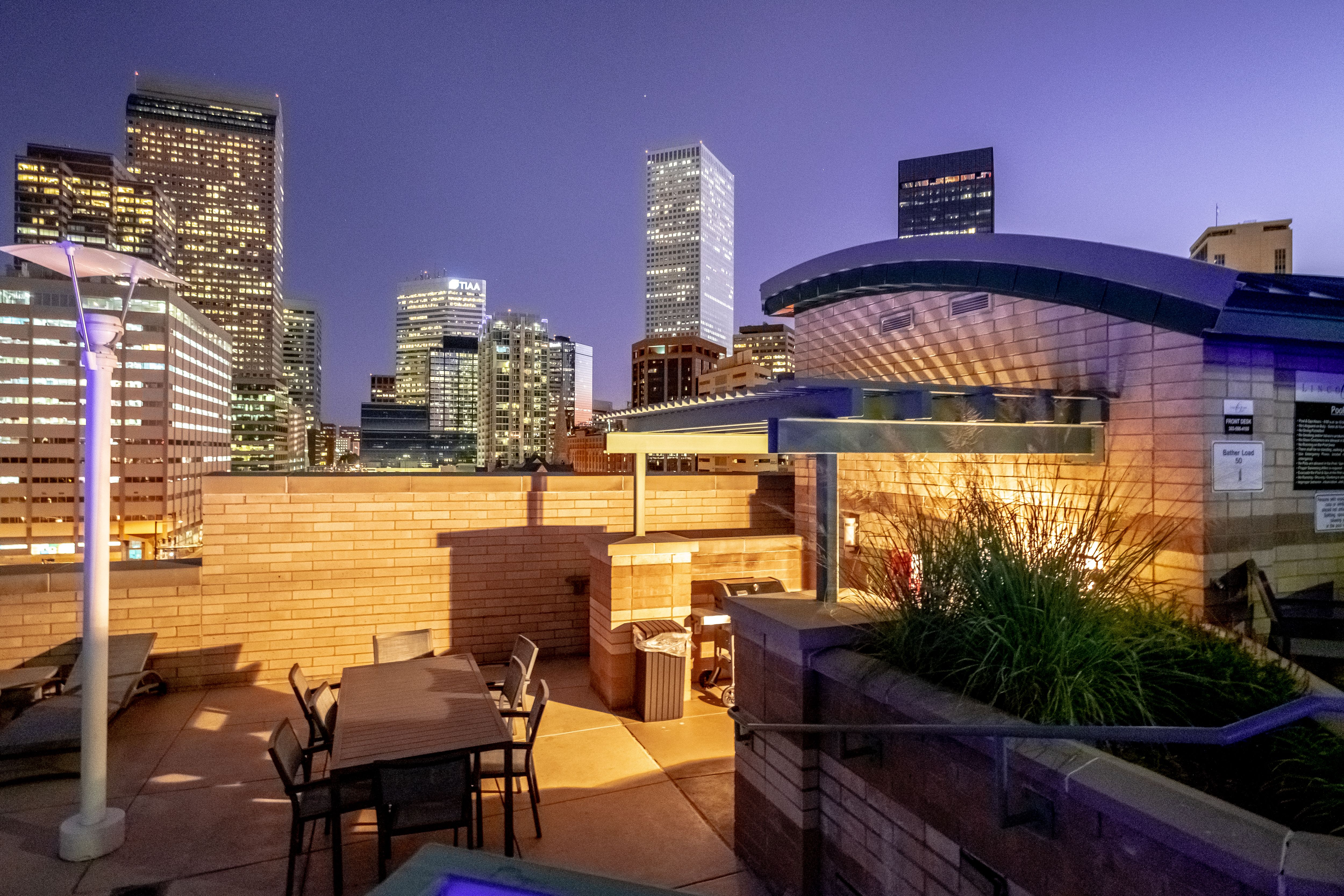  Over 1000 Feet of Private Terrace Throughout This Penthouse - 物件實景
