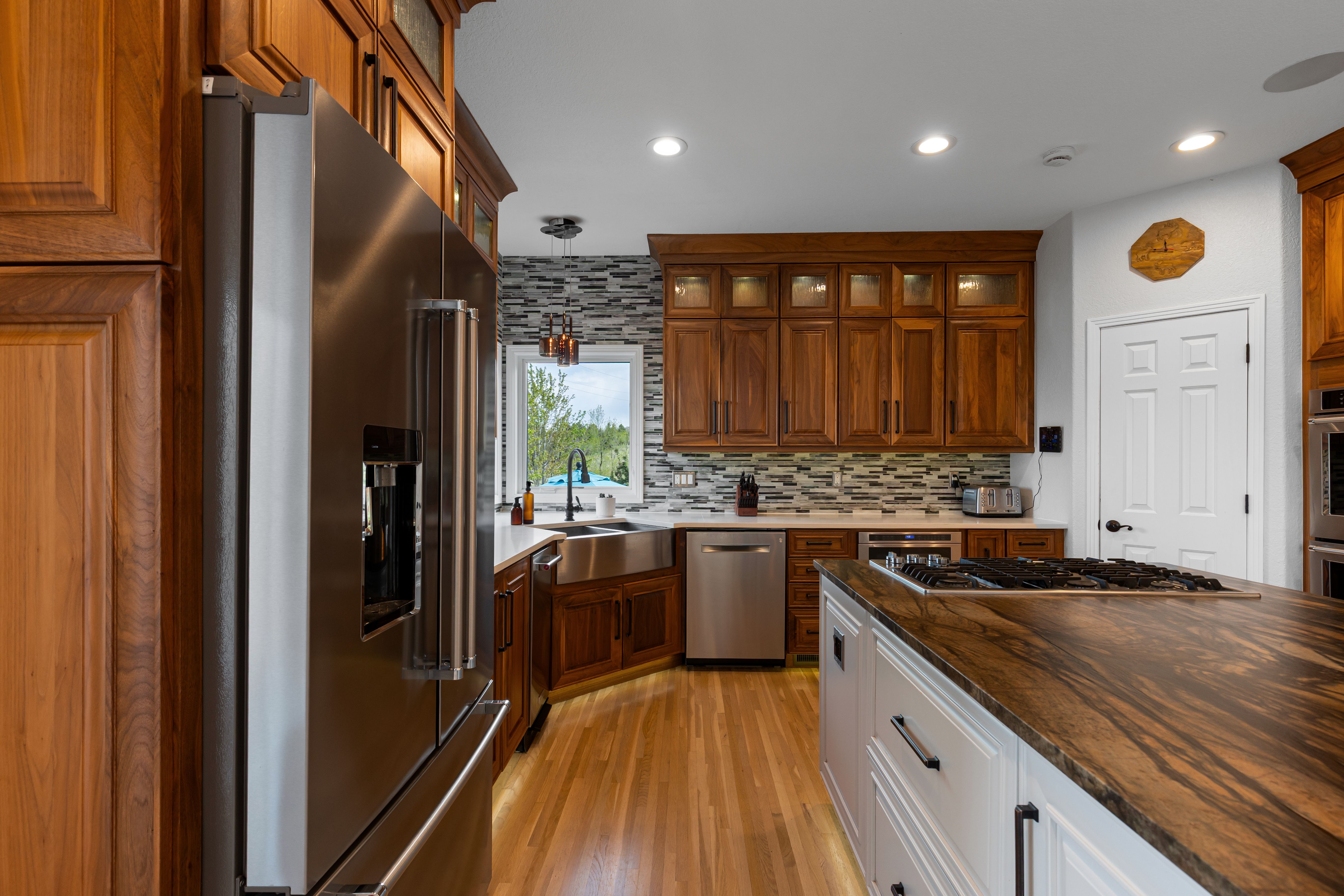  Stunning two-story walkout on a rare usable ¾-acre lot - 物件實景